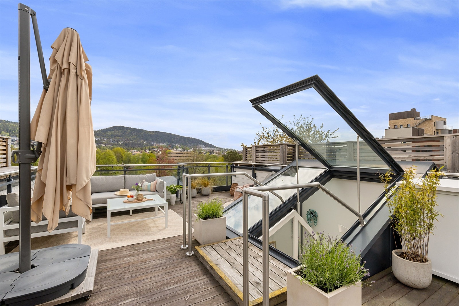 Romslig takterrasse på ca. 30 kvm med flott utsikt og svært gode solforhold. Galleribilde