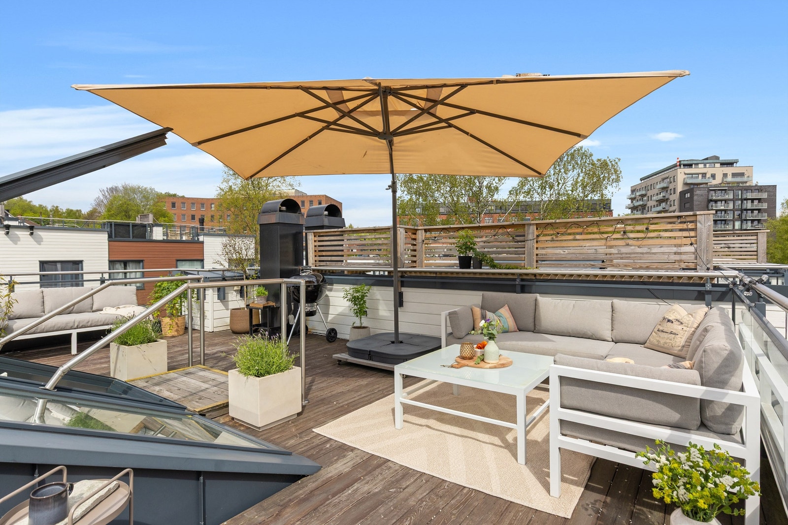 Boligen går over tre plan + takterrasse og byr på gjennomtenkte løsninger med gode lysforhold. (Foto: Petter Tanum/TanumFoto) Galleribilde