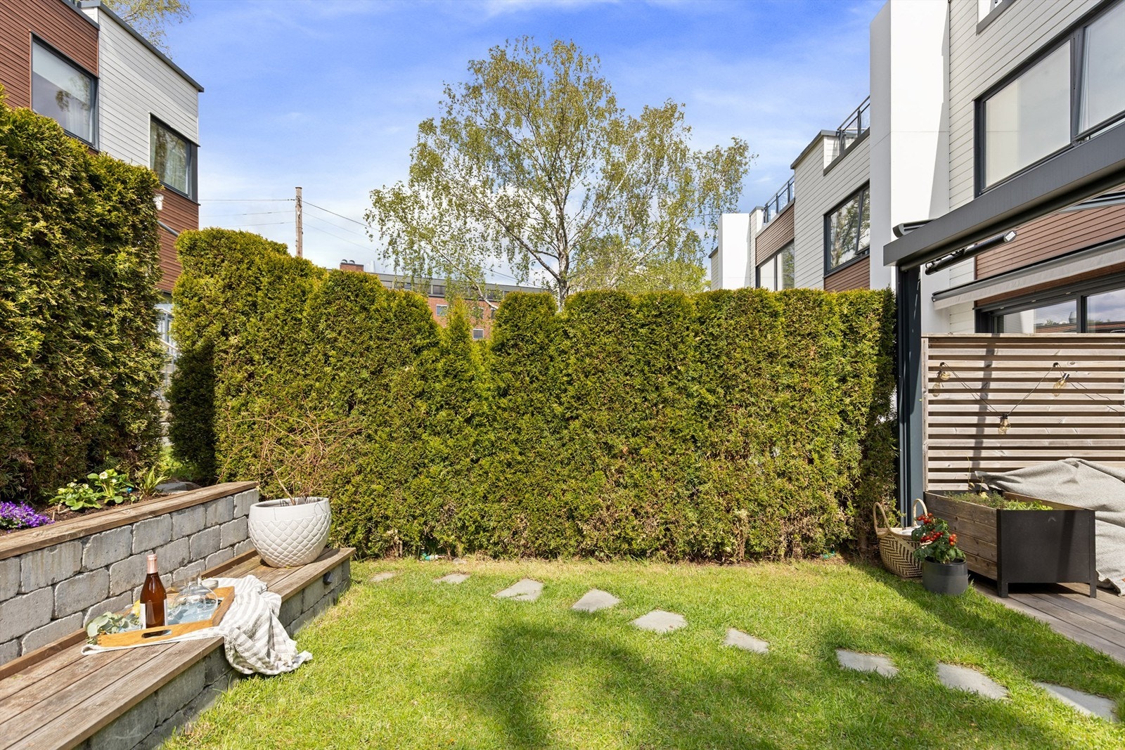 Det er laget en koselig sti til trappen som leder opp til felles lekeområder og sandkasse for de minste. Galleribilde