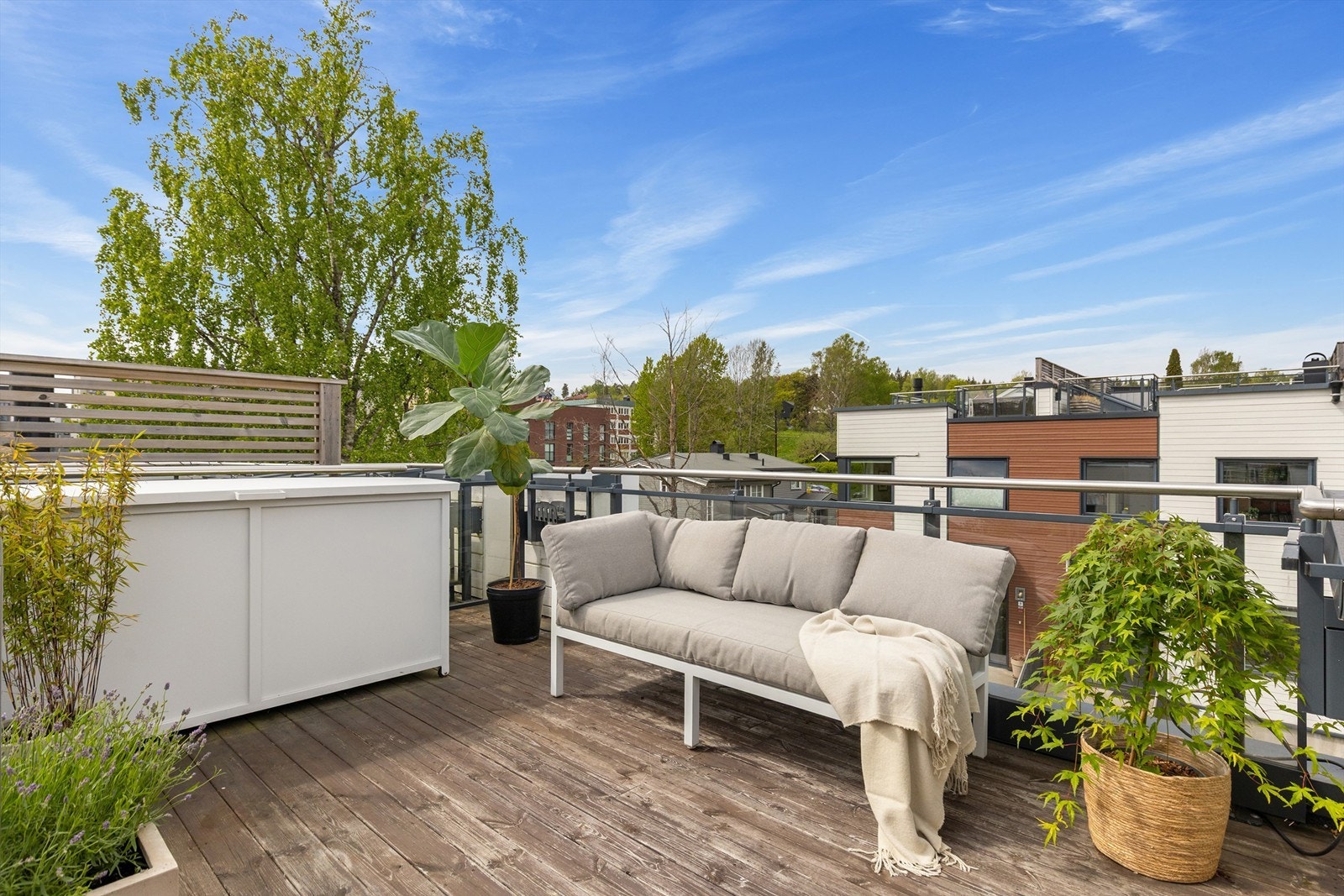 Med sol til ca. 21:30 sommerstid er takterrassen det perfekte utgangspunktet for vennelag eller en rolig kveld i solen. Galleribilde
