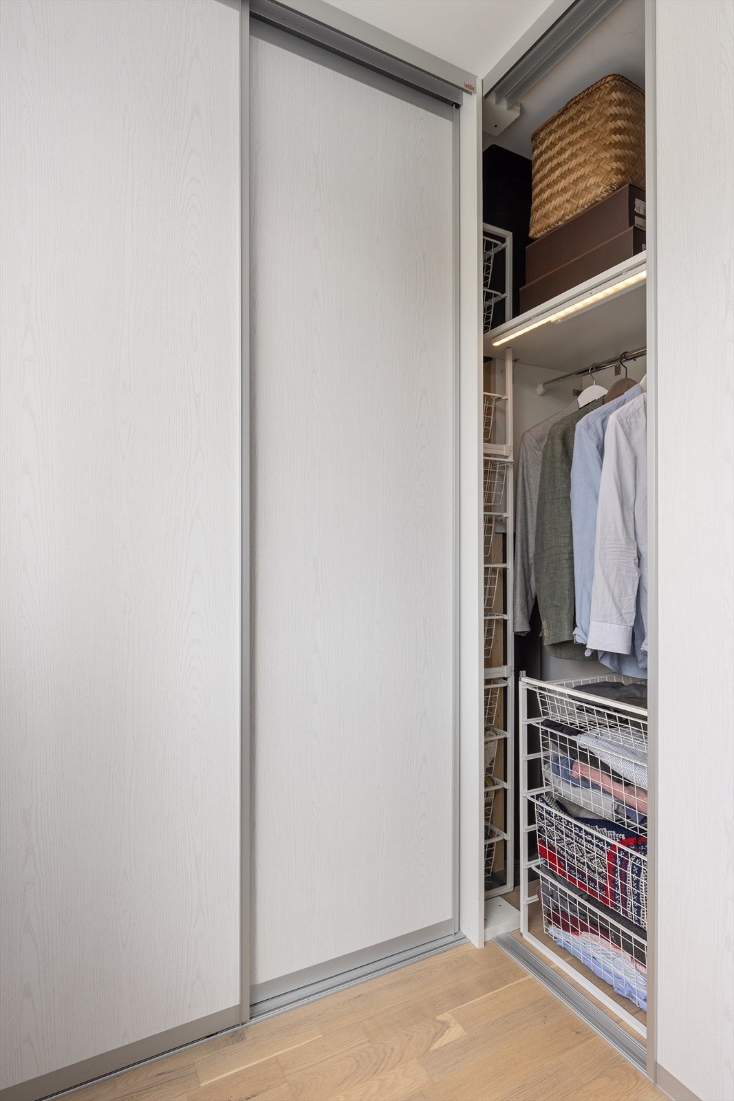 Garderobe på hovedsoverommet medfølger og har god plass til klesoppbevaring Galleribilde