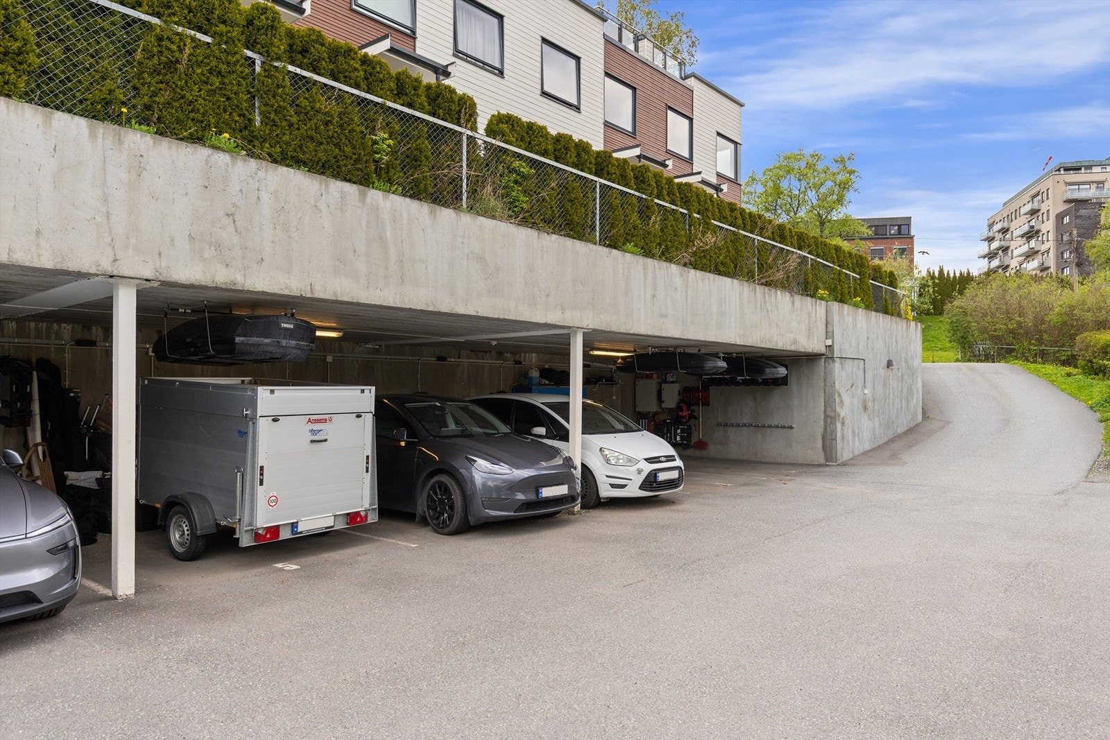 Det medfølger en parkeringsplass med ladeboks i carport, samt en parkeringsplass under åpen himmel. Galleribilde