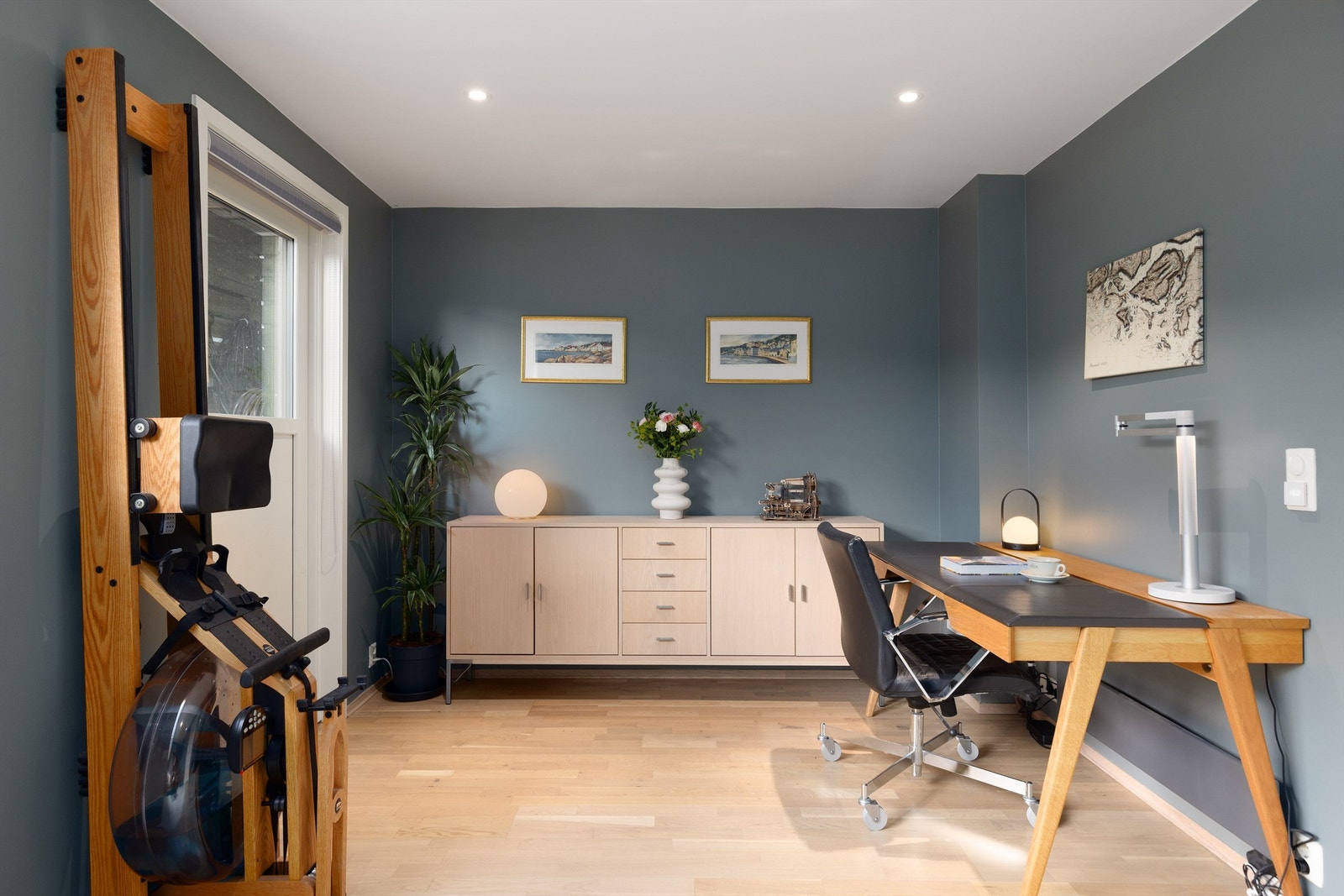 Downlights i tak og listefrie overganger mellom vegg og himling gir et moderne preg til rommet Galleribilde