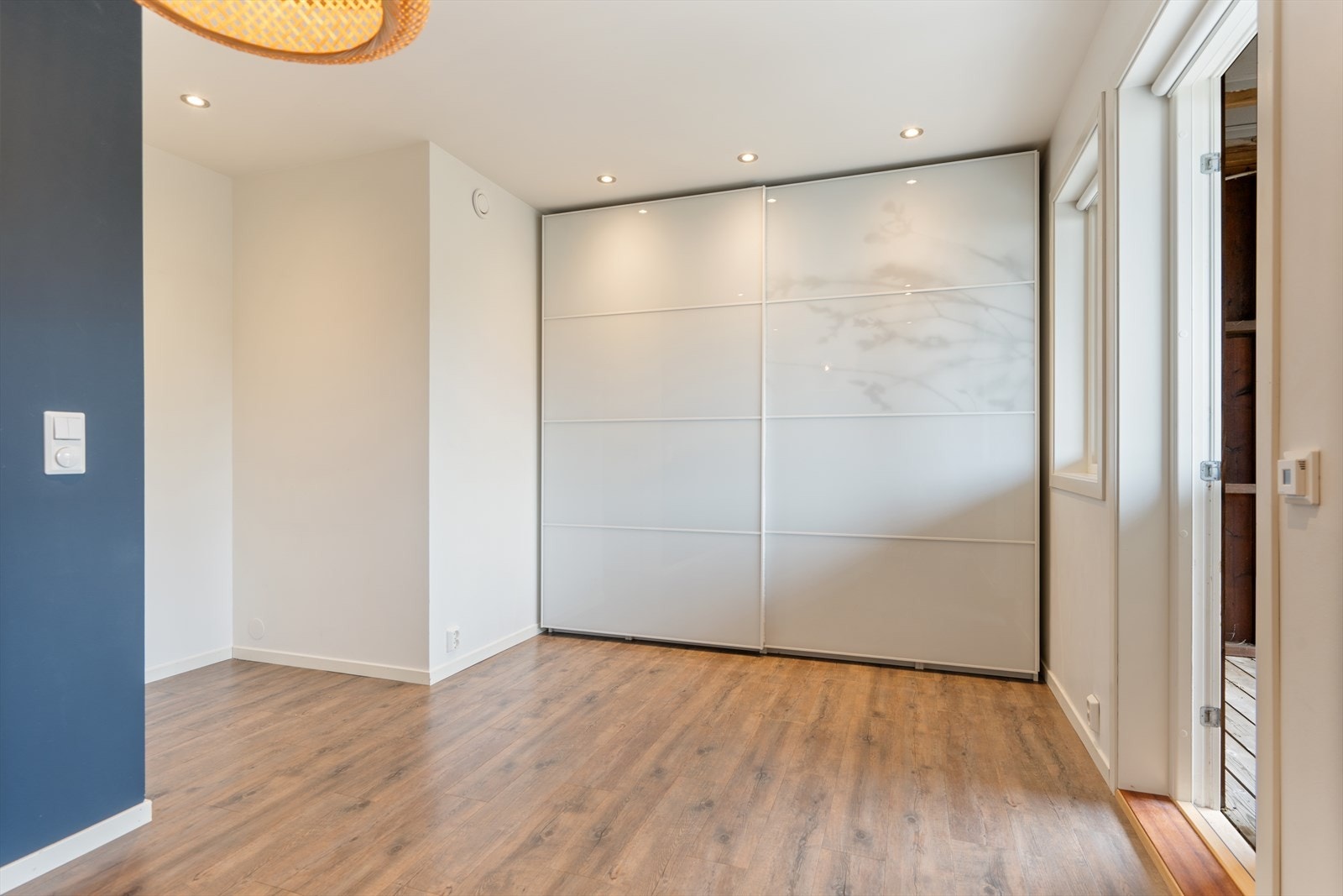 God plass til oppbevaring i en romslig skyvedørsgarderobe. Galleribilde