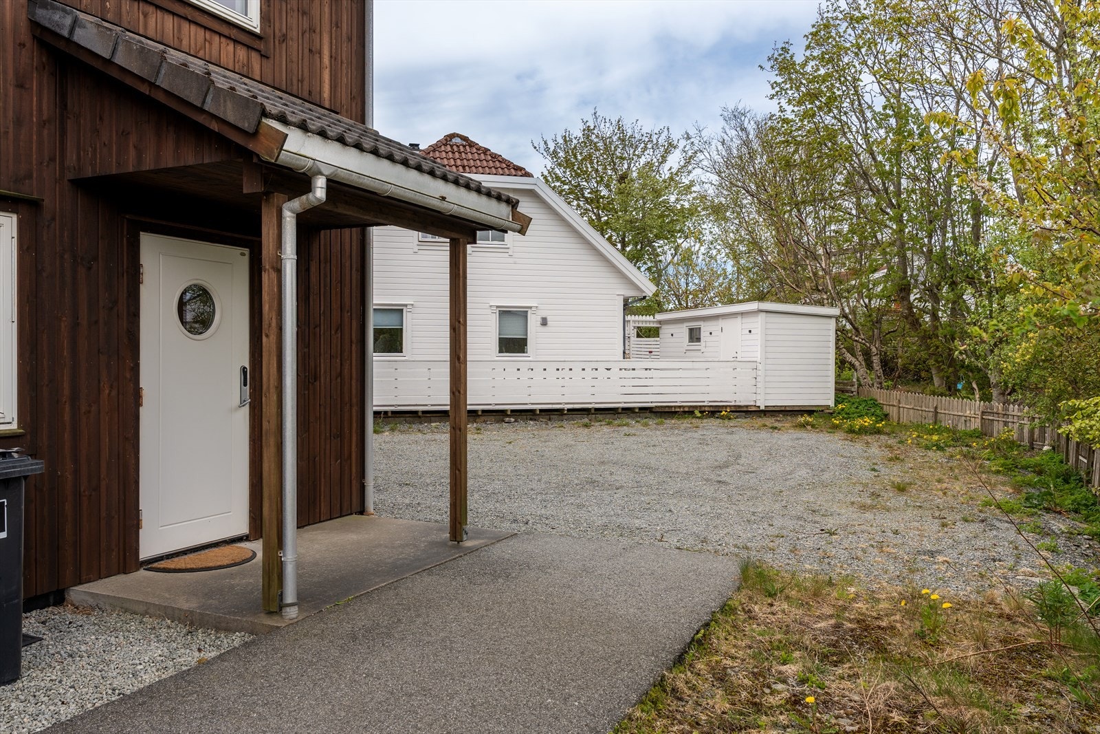 Overbygget inngangsparti med malt hovedytterdør. Galleribilde