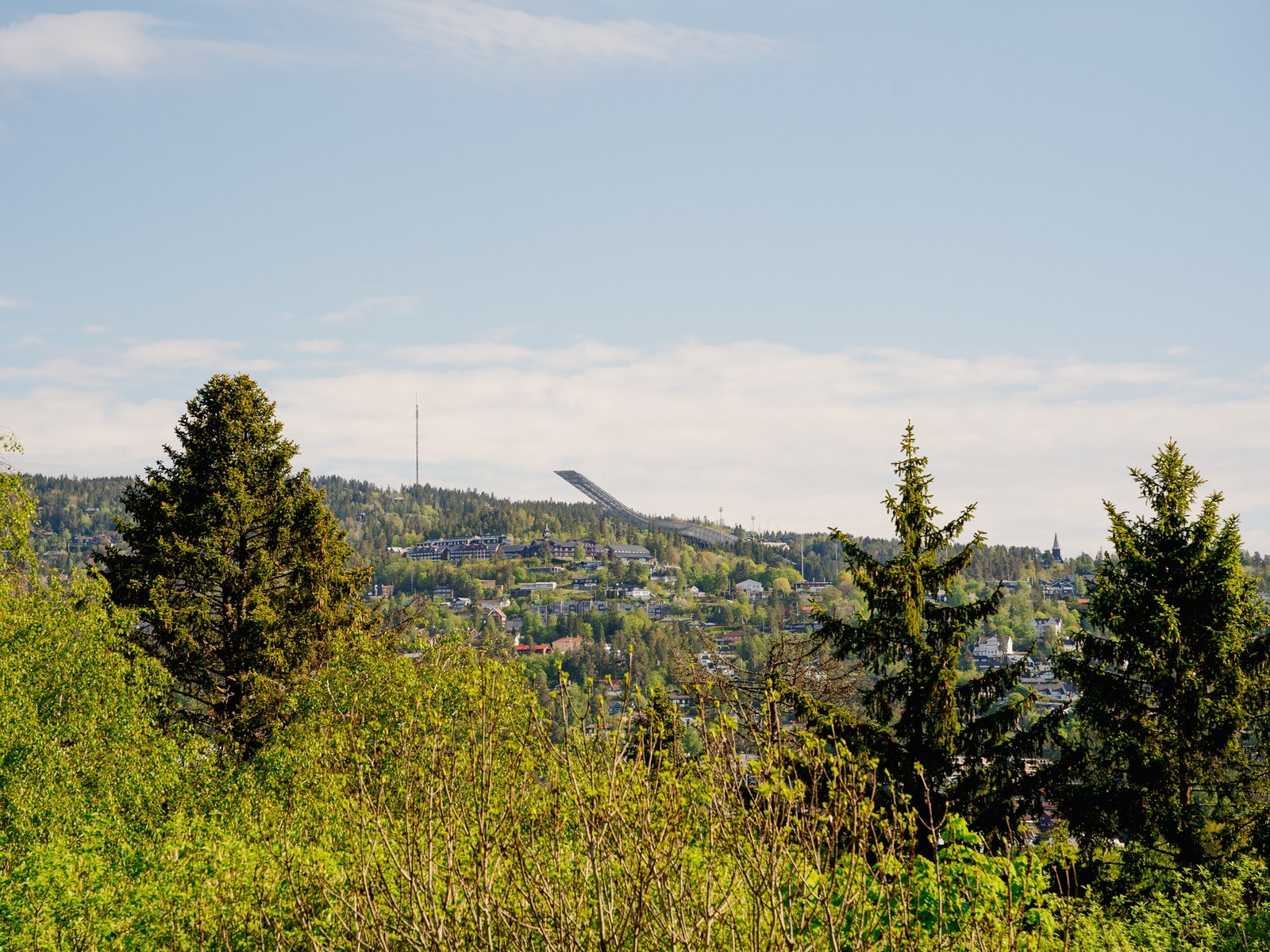Fra balkongen har du direkte utsyn til Holmenkollen. Galleribilde