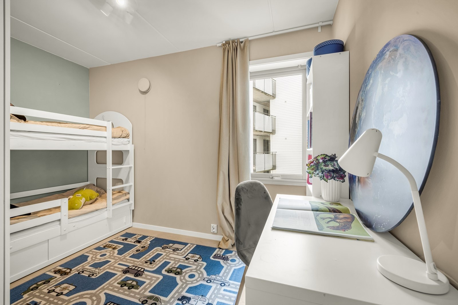 Soverom 3 passer perfekt som barnerom, gjesterom eller hjemmekontor, tilpasset dine behov. Galleribilde