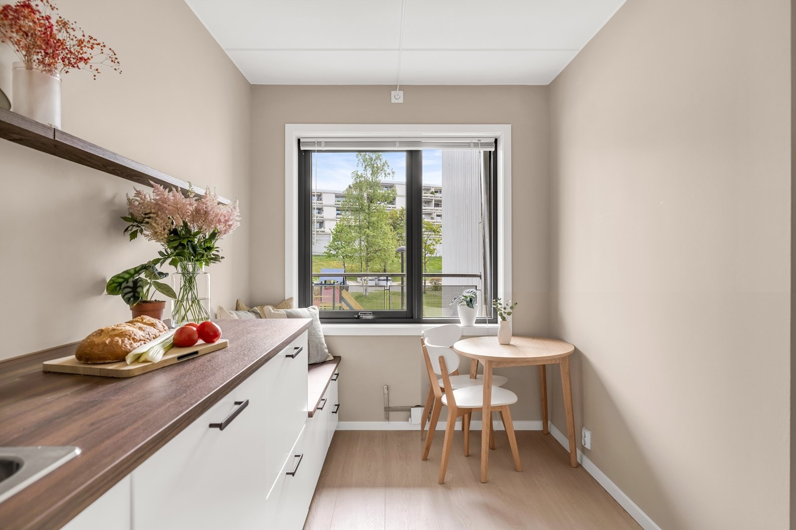 Kjøkkenet er utstyrt med integrerte hvitevarer bestående av induksjonstopp, stekeovn, oppvaskmaskin og kjøl/fryseskap. Galleribilde