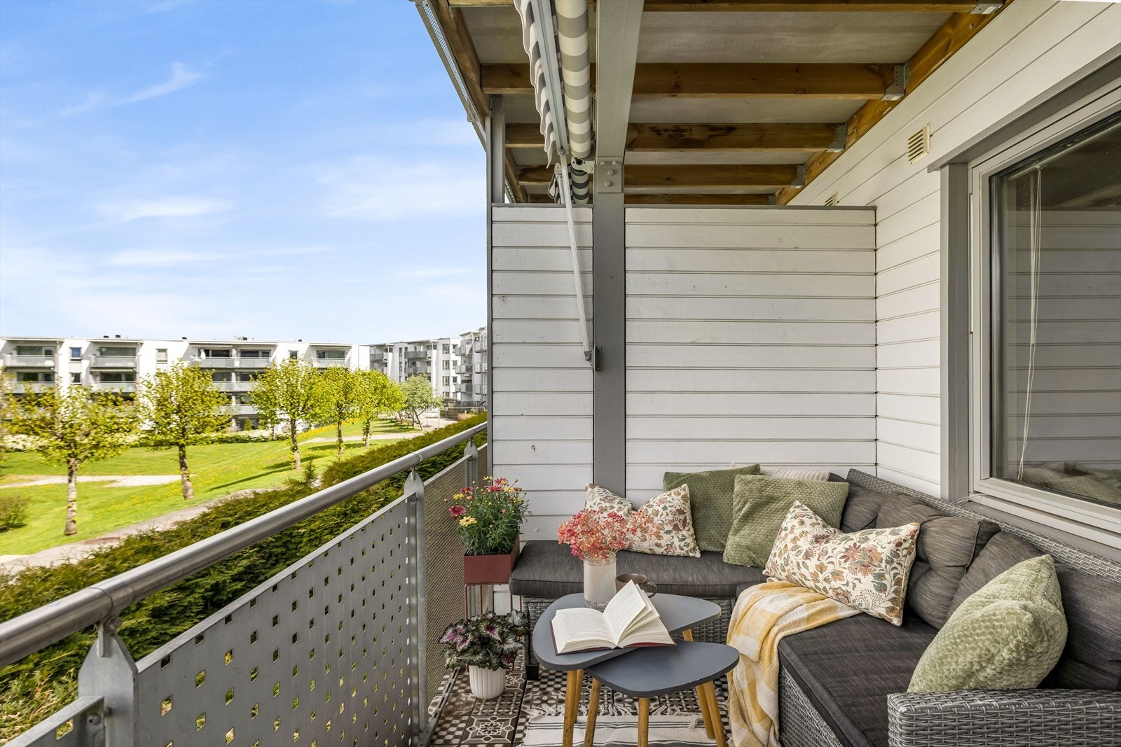 I vår- og sommerhalvåret blir balkongen en naturlig forlengelse av stuen - perfekt for hyggelige stunder med familie og venner. Galleribilde