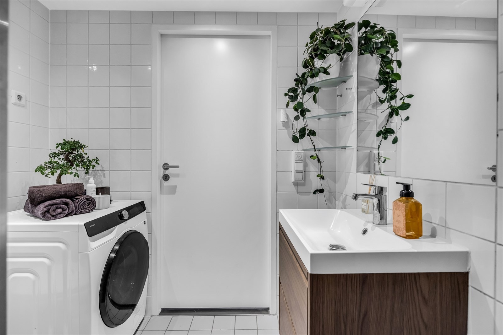 Det er opplegg for vaskemaskin, og badet har mekanisk avtrekk. Galleribilde