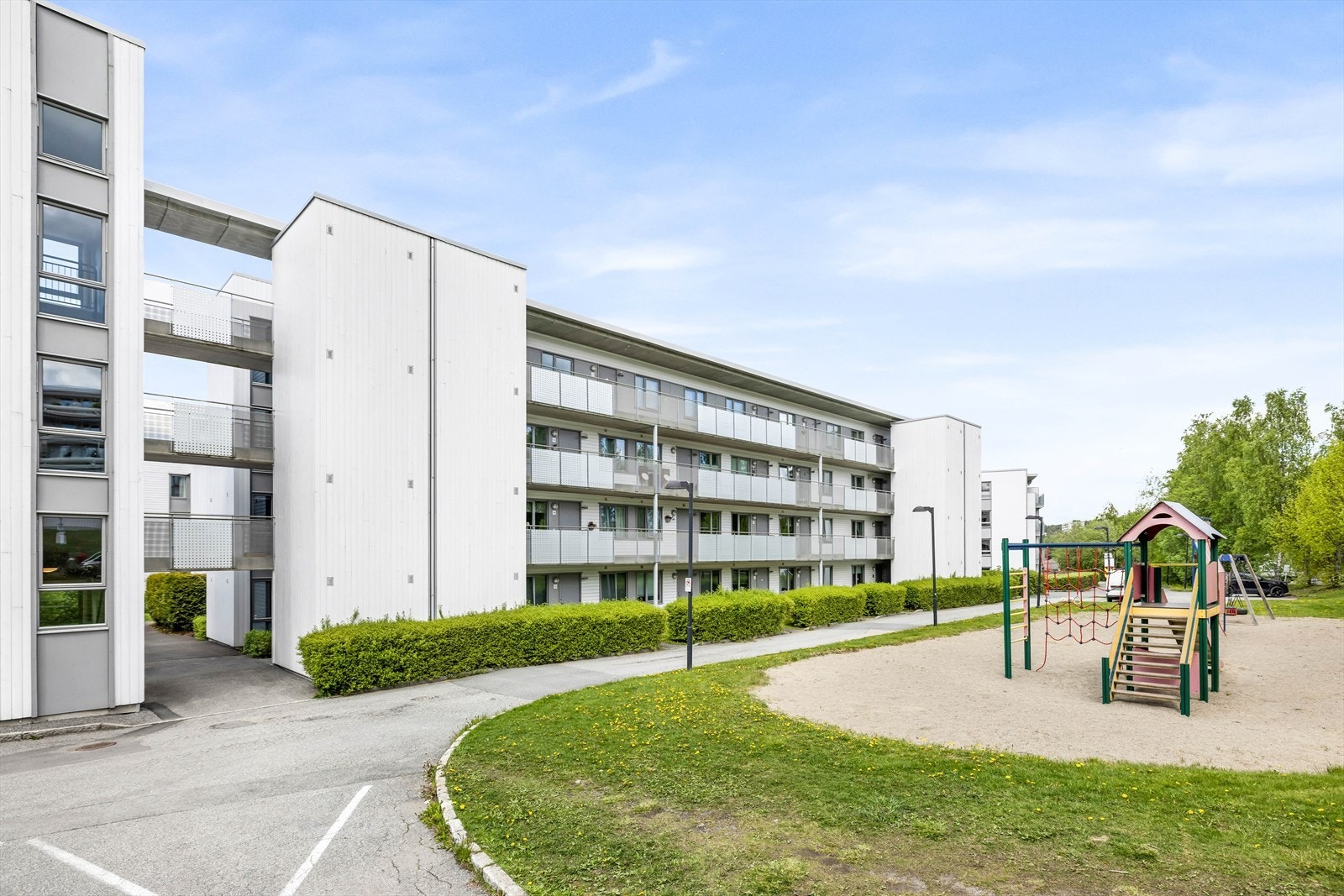 Her bor du sentralt med kort vei til skoler, barnehager, offentlig kommunikasjon og et godt utvalg av servicetilbud. Galleribilde