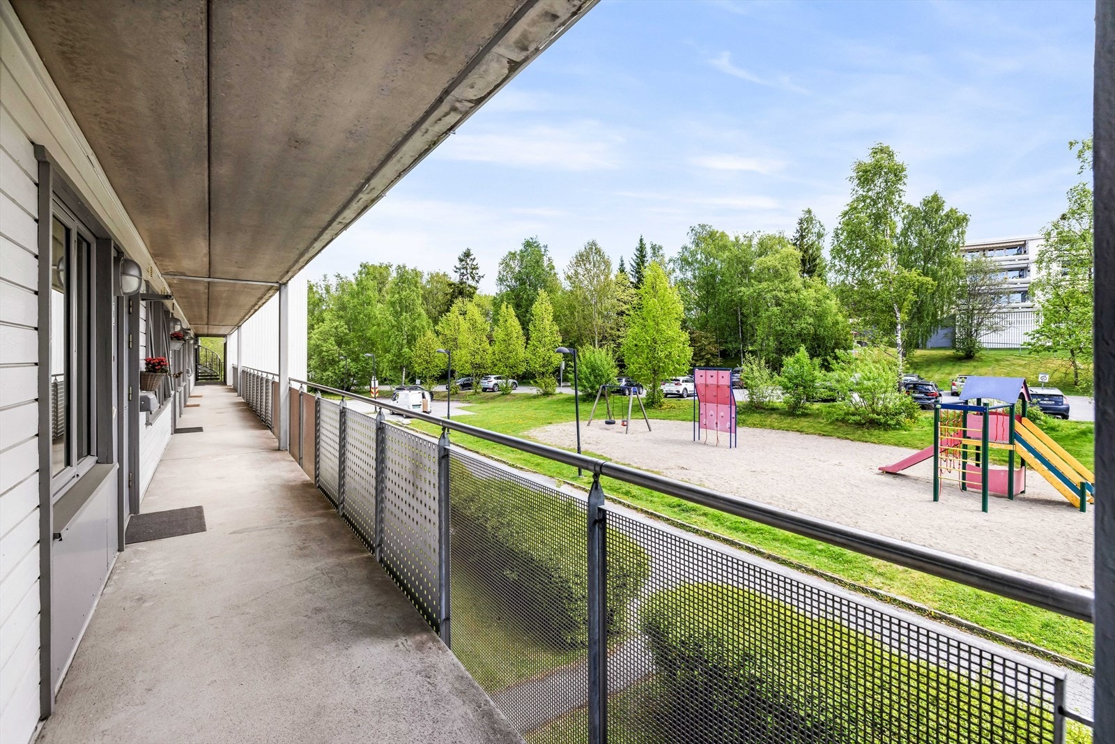 Rett utenfor boligen finner du også en hyggelig lekeplass for de minste, noe som gjør området spesielt attraktivt for barnefamilier. Galleribilde
