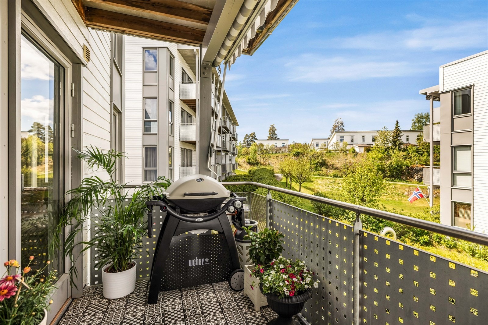 Her er det god plass til utemøbler, beplantning og grill, slik at du enkelt kan skape en lun og hyggelig uteoase. Galleribilde
