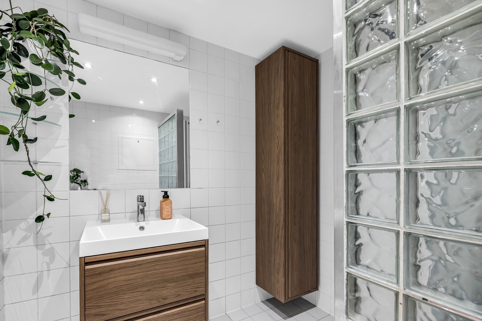 Delikat og flislagt baderom med elektrisk gulvvarme og downlights i himlingen. Galleribilde