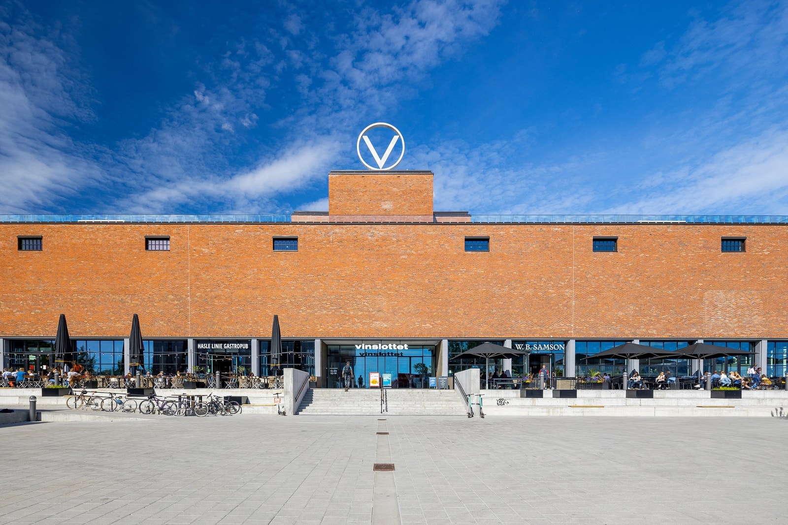 Det er kort vei til Vinslottet med blant annet matbutikk, apotek, Jysk og serveringssteder som Hasle Linie Gastropub. Galleribilde