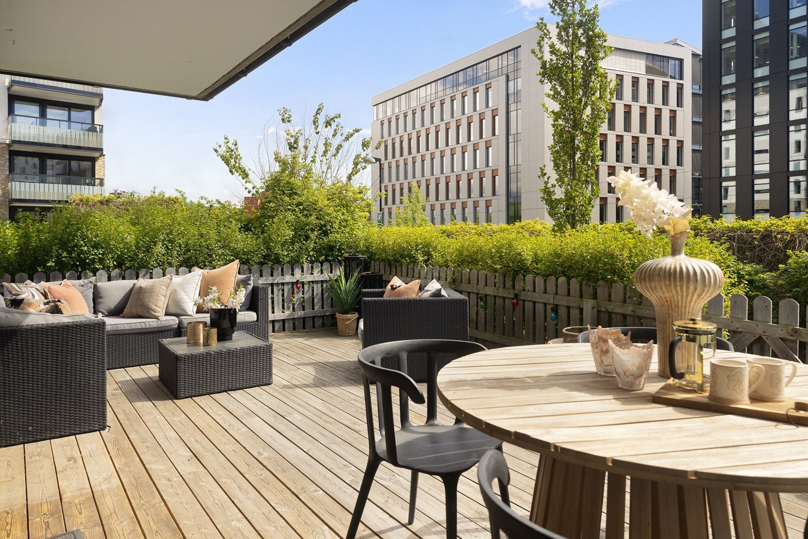 En romslig og skjermet markterrasse på bakkeplan med en sjelden kombinasjon av størrelse, solforhold og privatliv. Galleribilde
