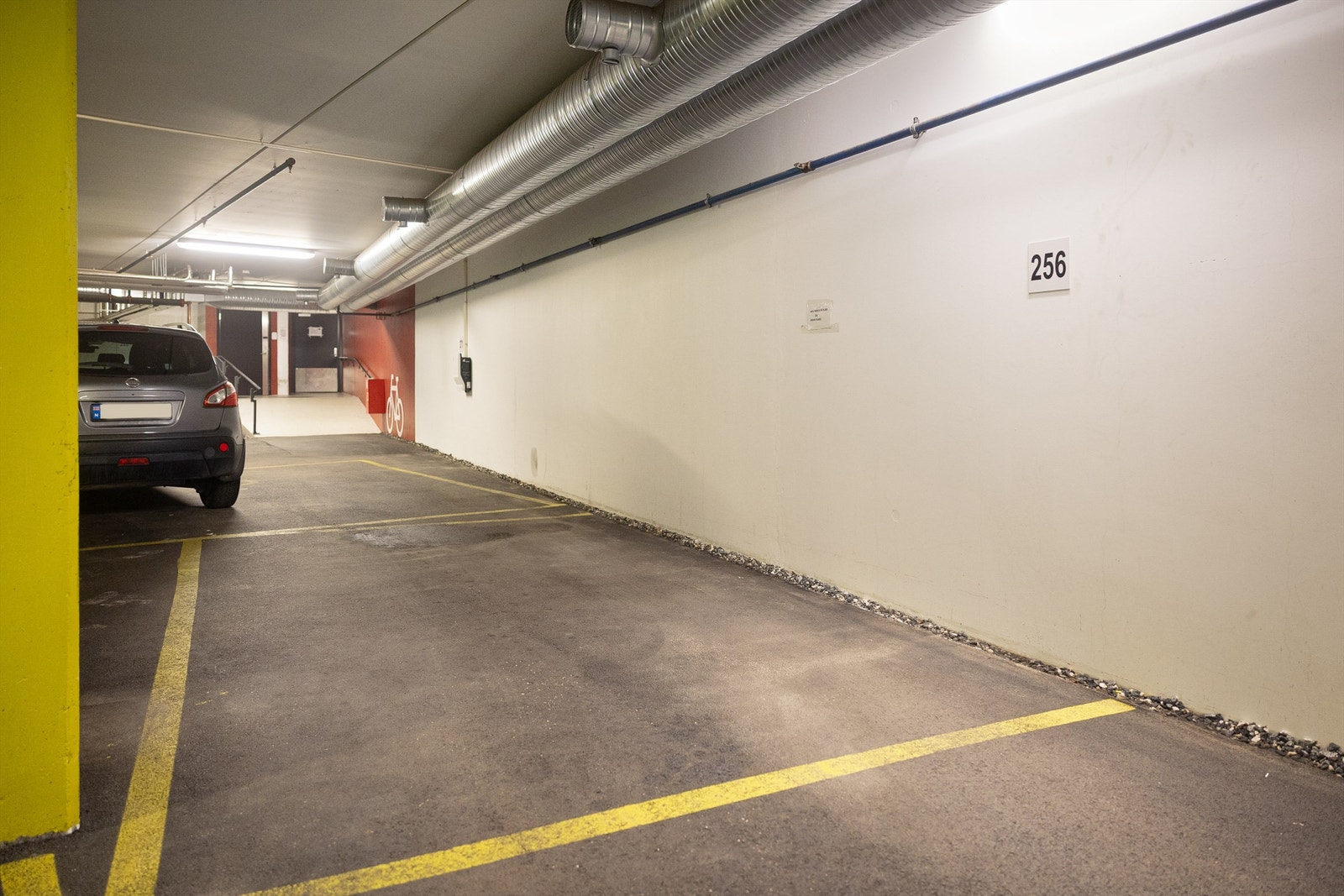Det medfølger garasjeplass i felles garasjeanlegg med heisadkomst og mulighet for etablering av elbillader. Galleribilde