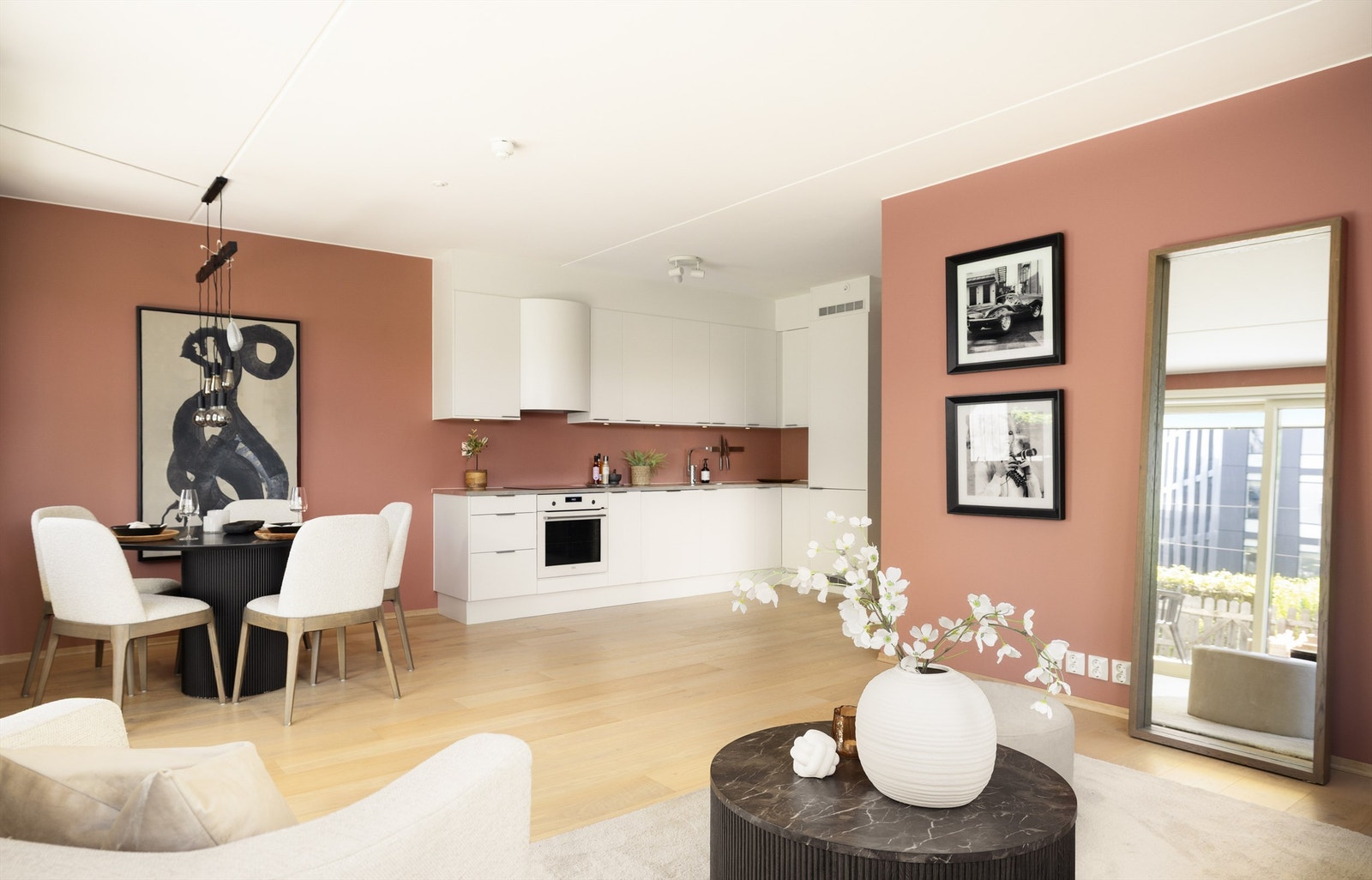 Leiligheten er fra 2020 og holder en moderne, tidsriktig standard med kvaliteter som balansert ventilasjon, 3-lags vinduer og moderne materialvalg. Galleribilde
