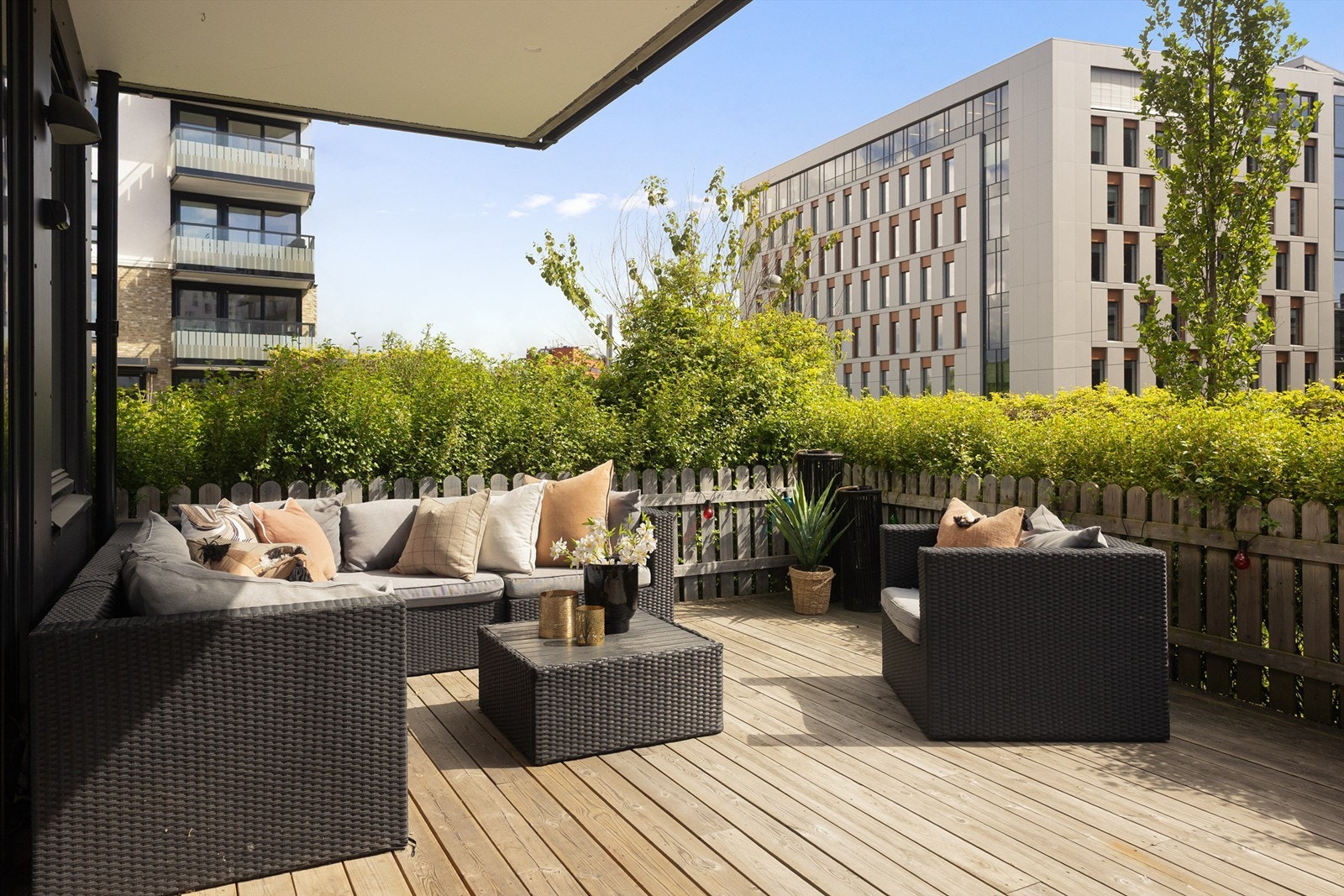 Her er det rikelig med plass til utemøbler, grill, beplantning og hyggelige sammenkomster i solen. Galleribilde