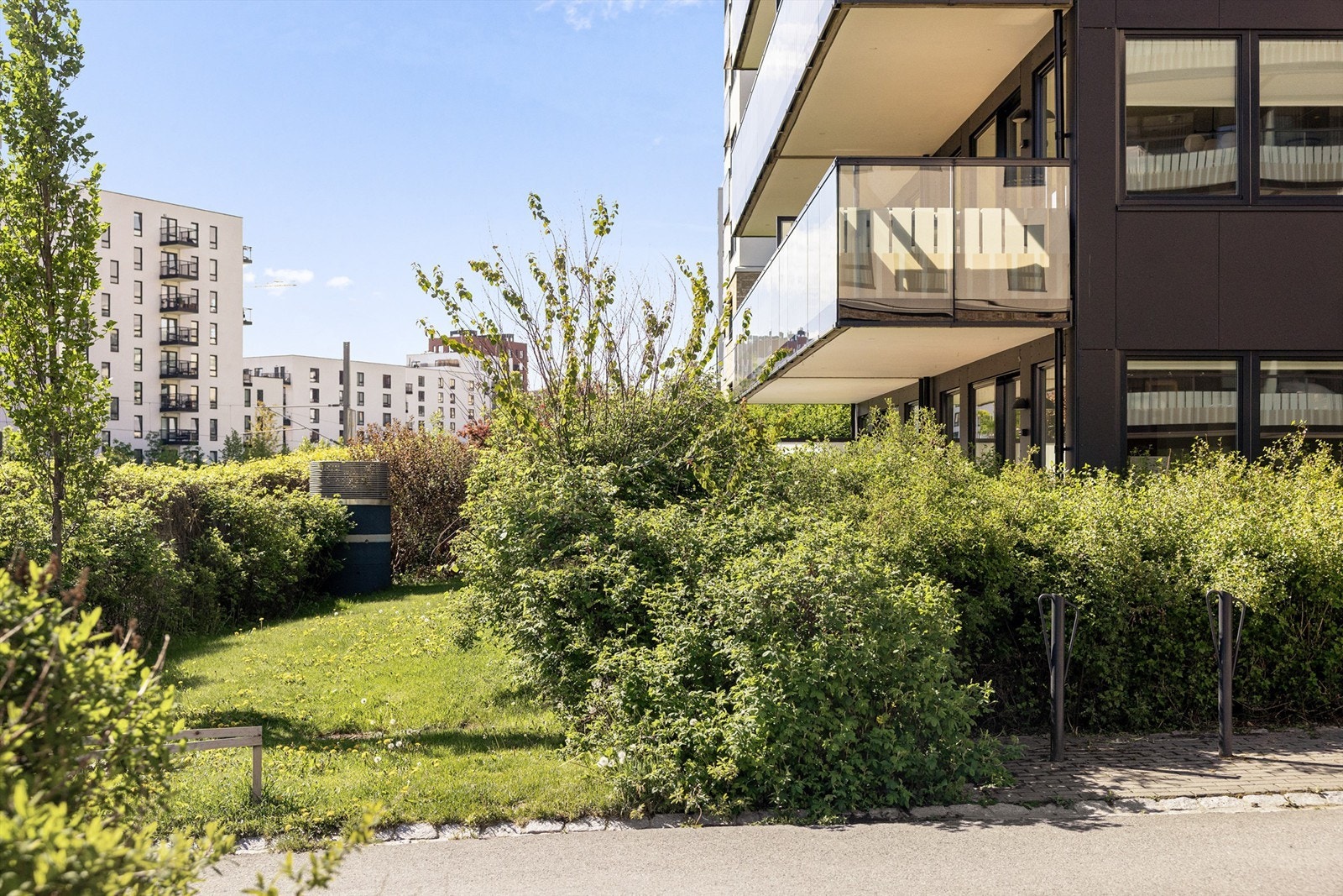 Bygget fra 2020 har et moderne uttrykk med solide materialvalg og fasader i betong kombinert med detaljer i murstein. Galleribilde