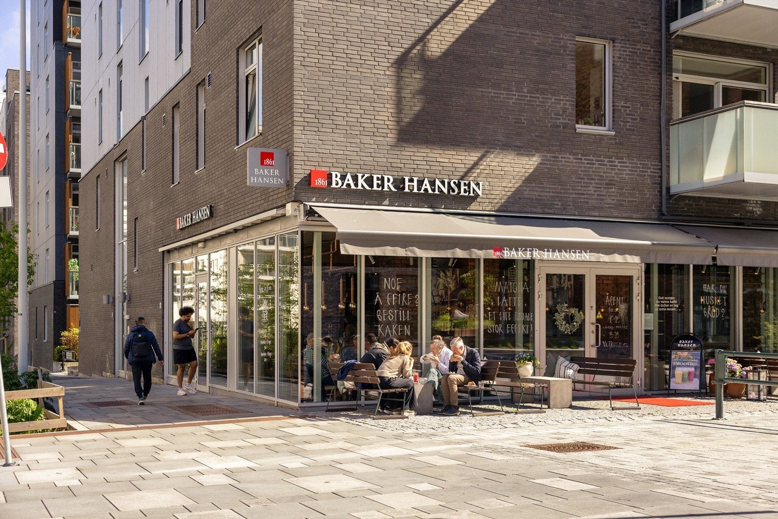 På Løren finner du et rikt utvalg av kafeer og restauranter, som Baker Hansen og Peppes Pizza. Galleribilde