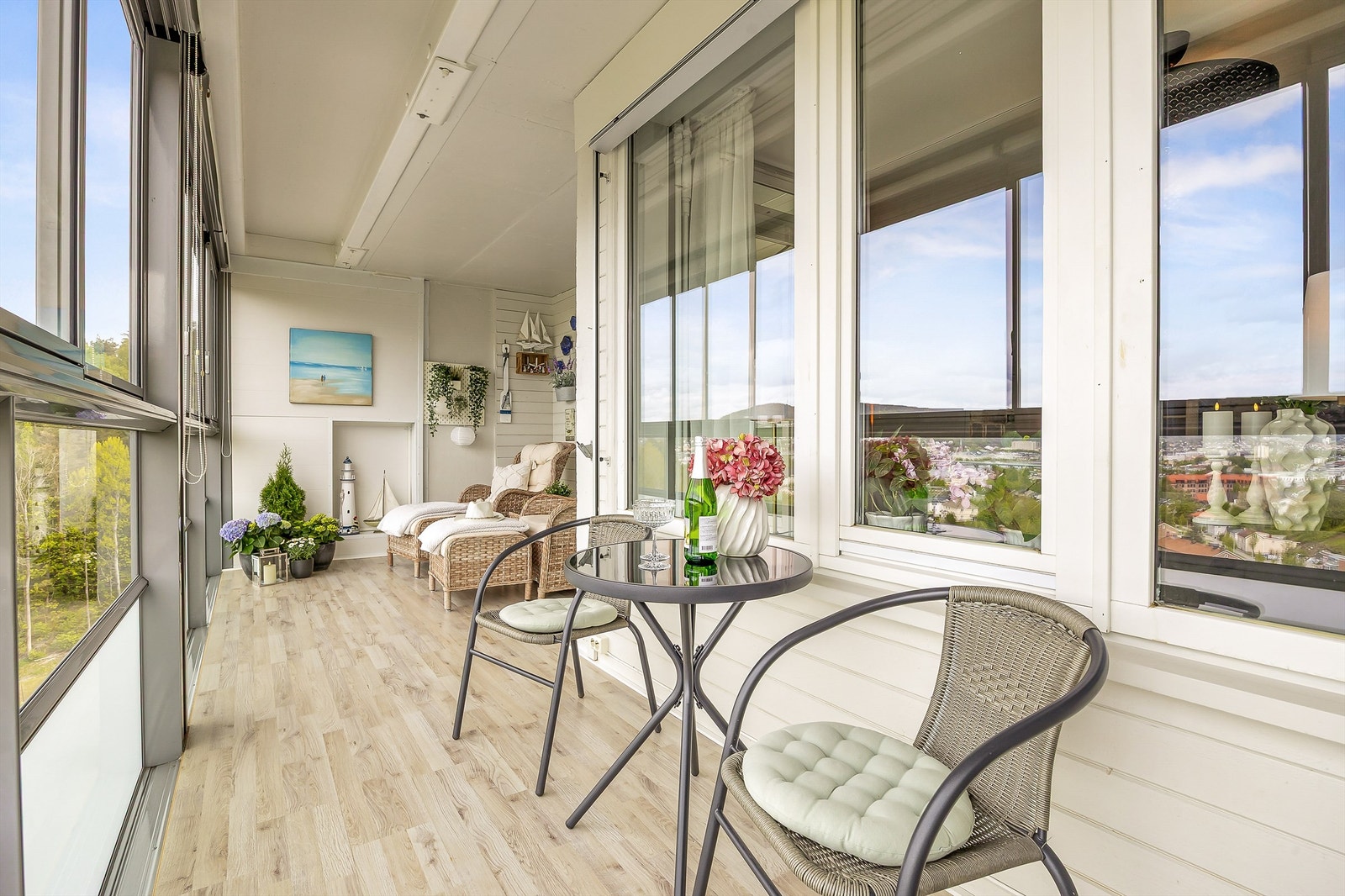 Plass til ulike sittegrupper. Galleribilde