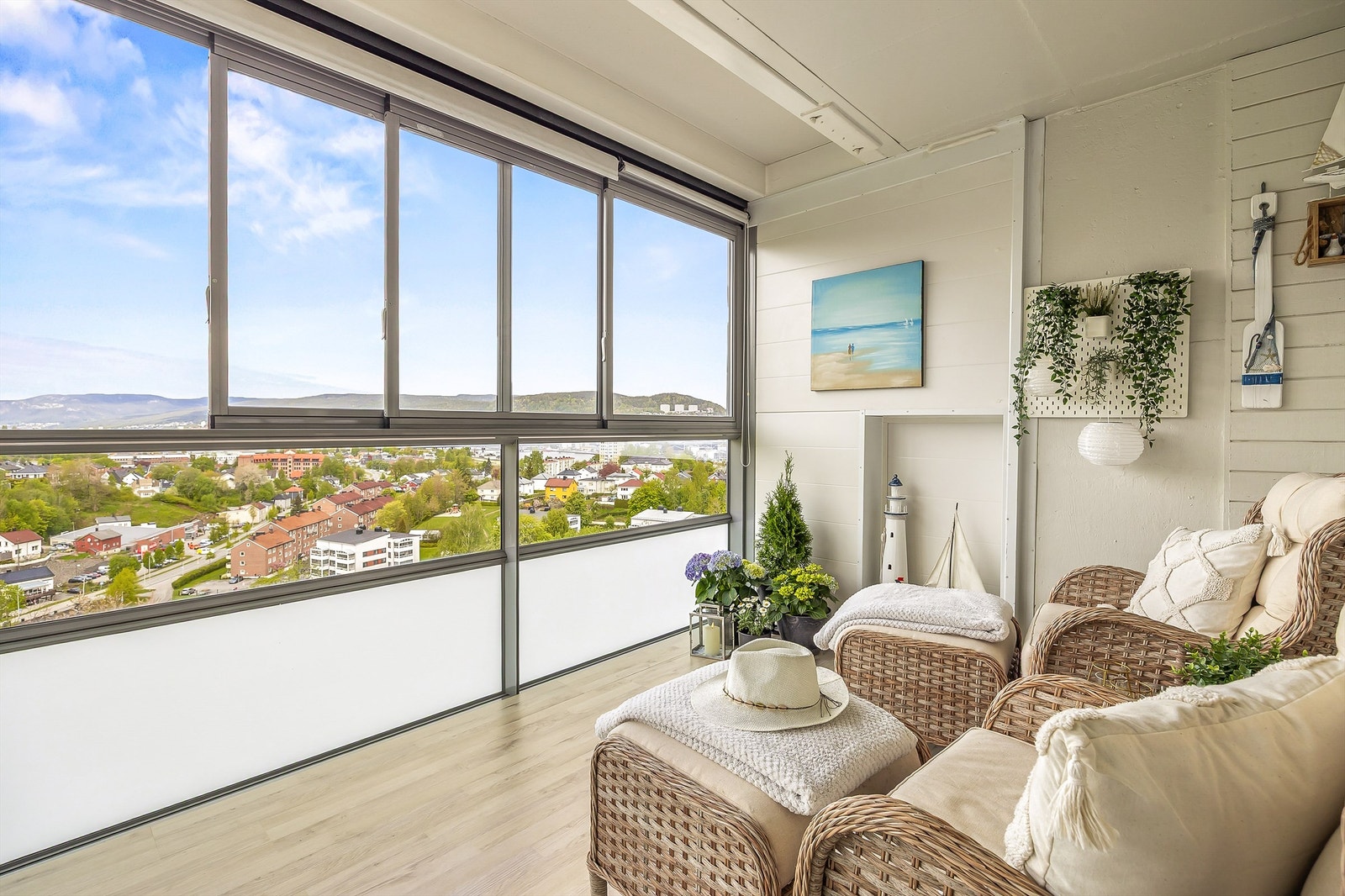 Balkongen har skyvbare glassfelt, solskjerming og stikkontakter på vegg. Galleribilde