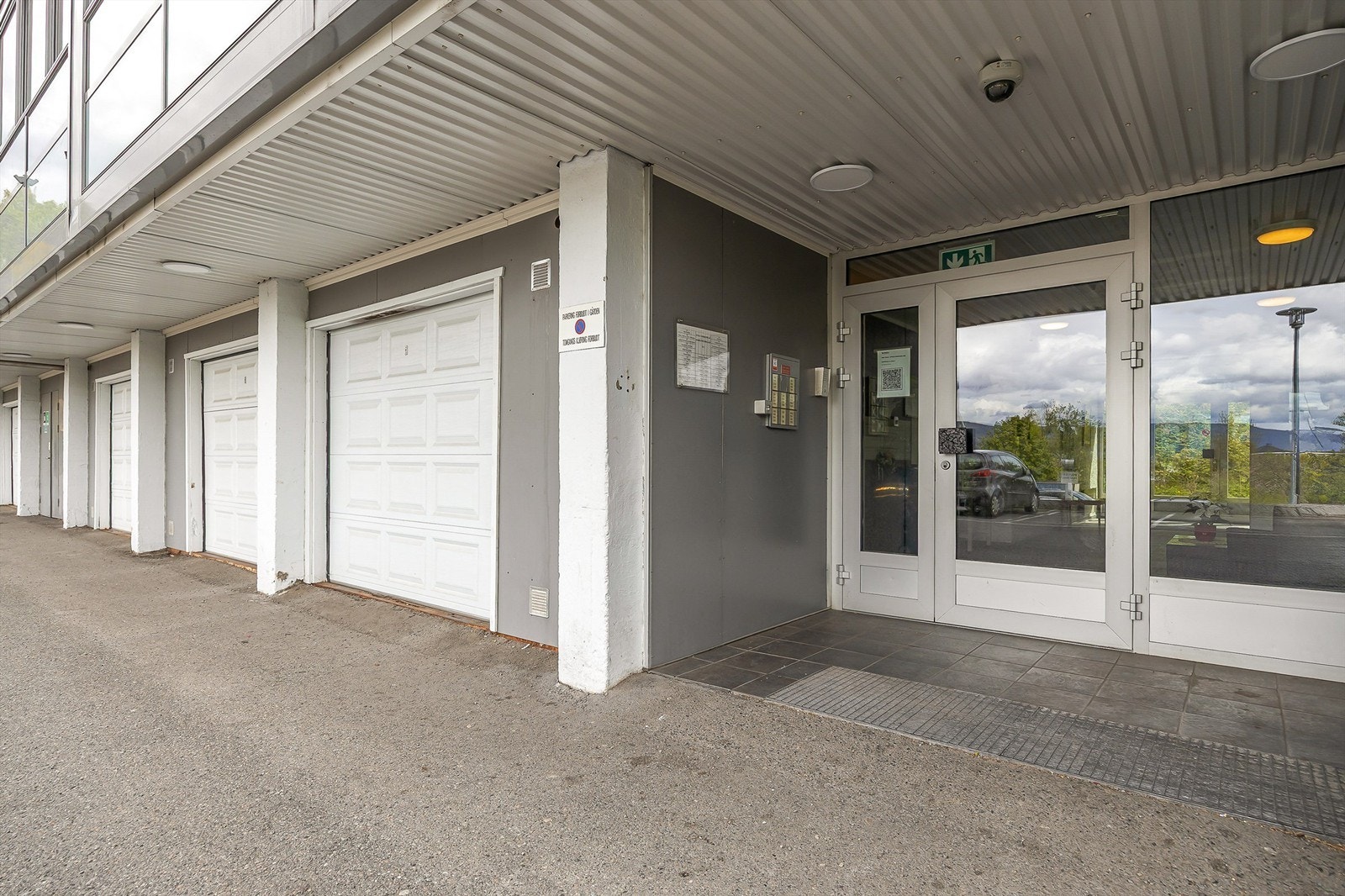 Mulighet for parkeringsplass/garasjeplass etter søknad, tildeles av styret etter ansiennitetsliste (innskudd for parkeringsplass/garasje betales ved tildeling). Galleribilde