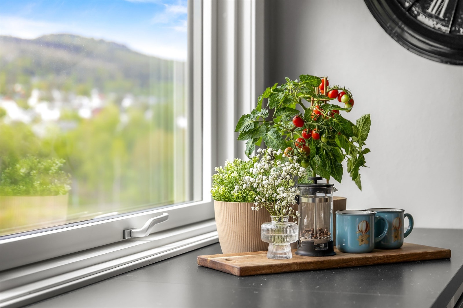 Store vindusflater gir rikelig med naturlig lysinslipp på kjøkkenet. Galleribilde