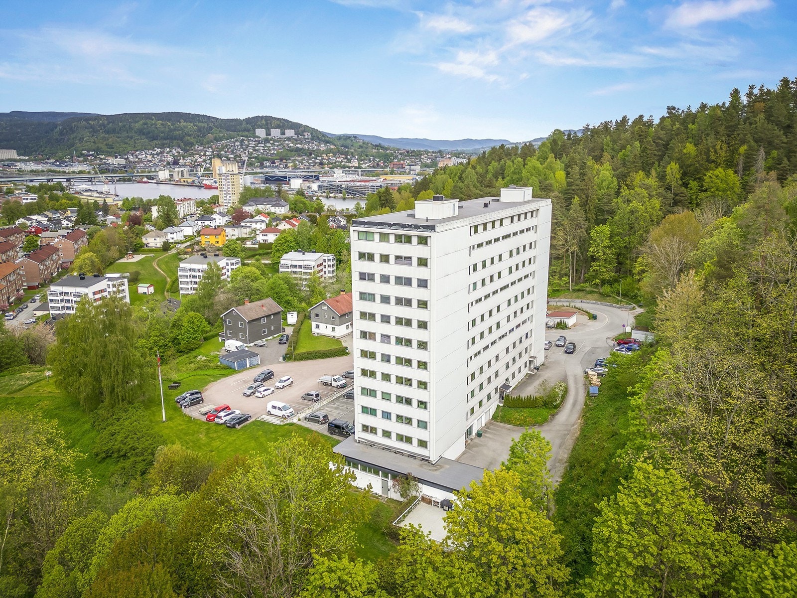Blokka har en fin beliggenhet i enden av en blindvei og borettslaget har velholdte fellesområder. Galleribilde