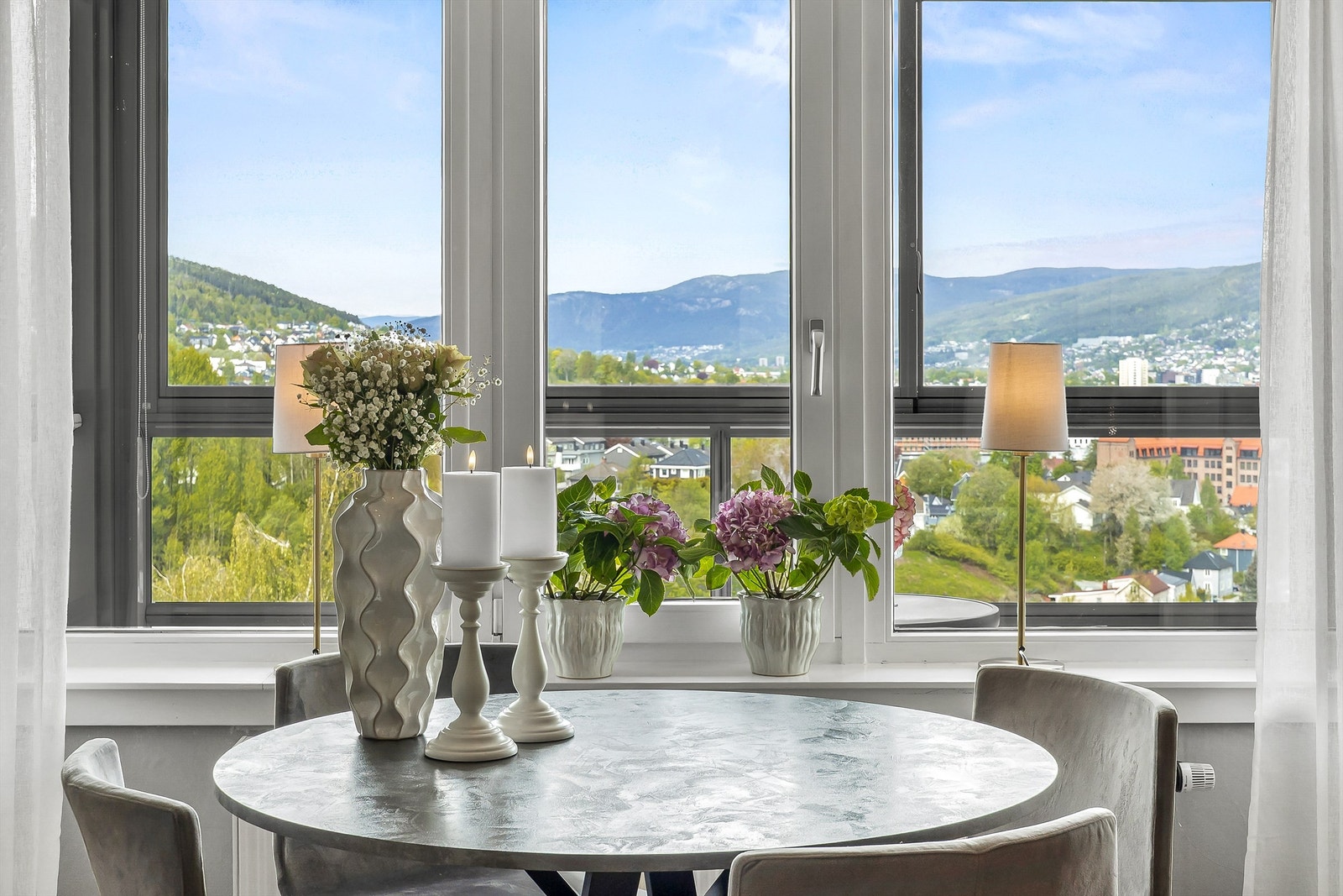 Flott utsikt over Drammen fra spiseplassen. Galleribilde