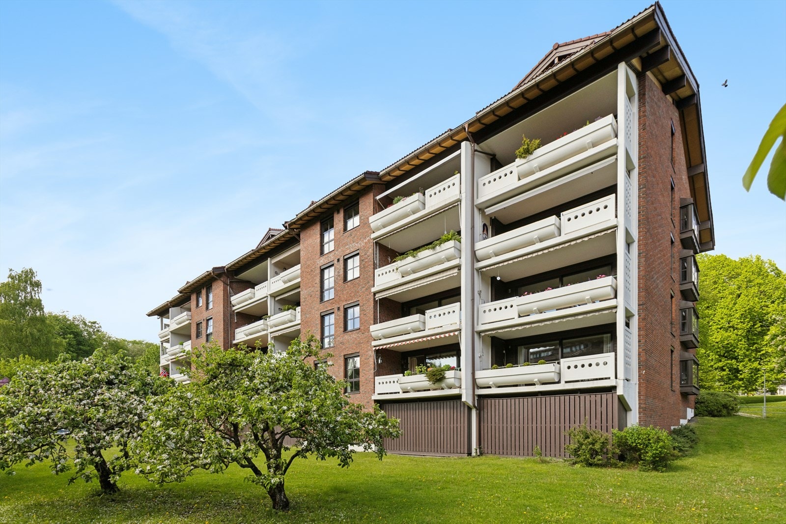 Leiligheten er beliggende i et hyggelig, veletablert boligområde med kort vei til Sandvika. Galleribilde