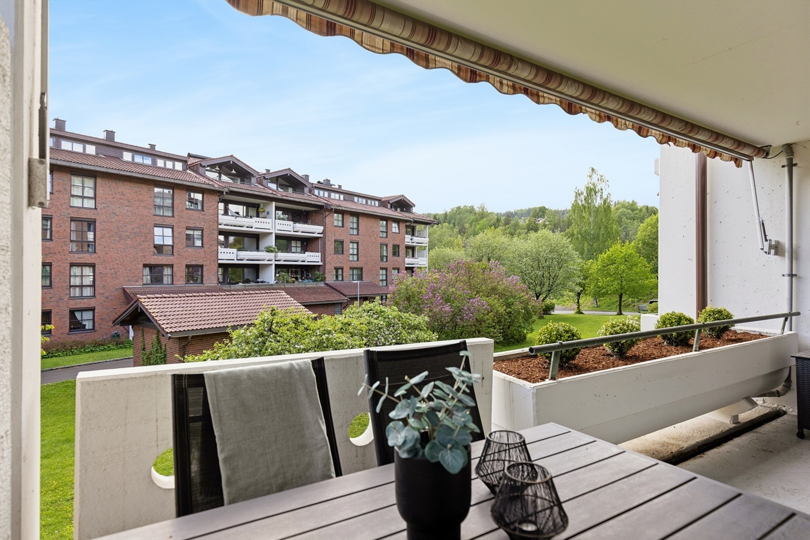 Vellkommen til Hamang terrasse 33, en stor lys endeleilighet i grønne og hyggelige omgivelser Galleribilde