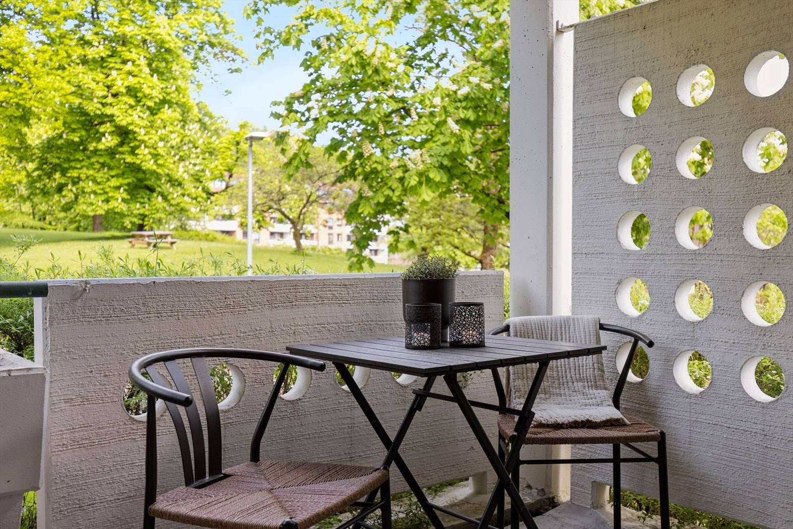 Balkongene på hver sin side av leiligheten sikrer at du både kan nyte morgen og kveld ute på varme sommerdager. Galleribilde