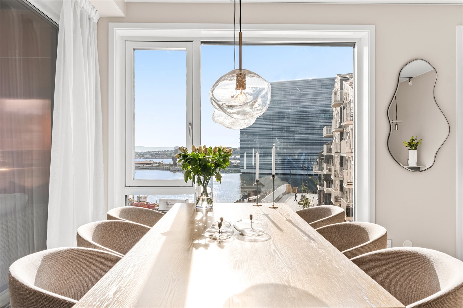 Leiligheten varmes opp via viftekonvektor tilknyttet fjernvarmeanlegg, og har balansert ventilasjon. Galleribilde