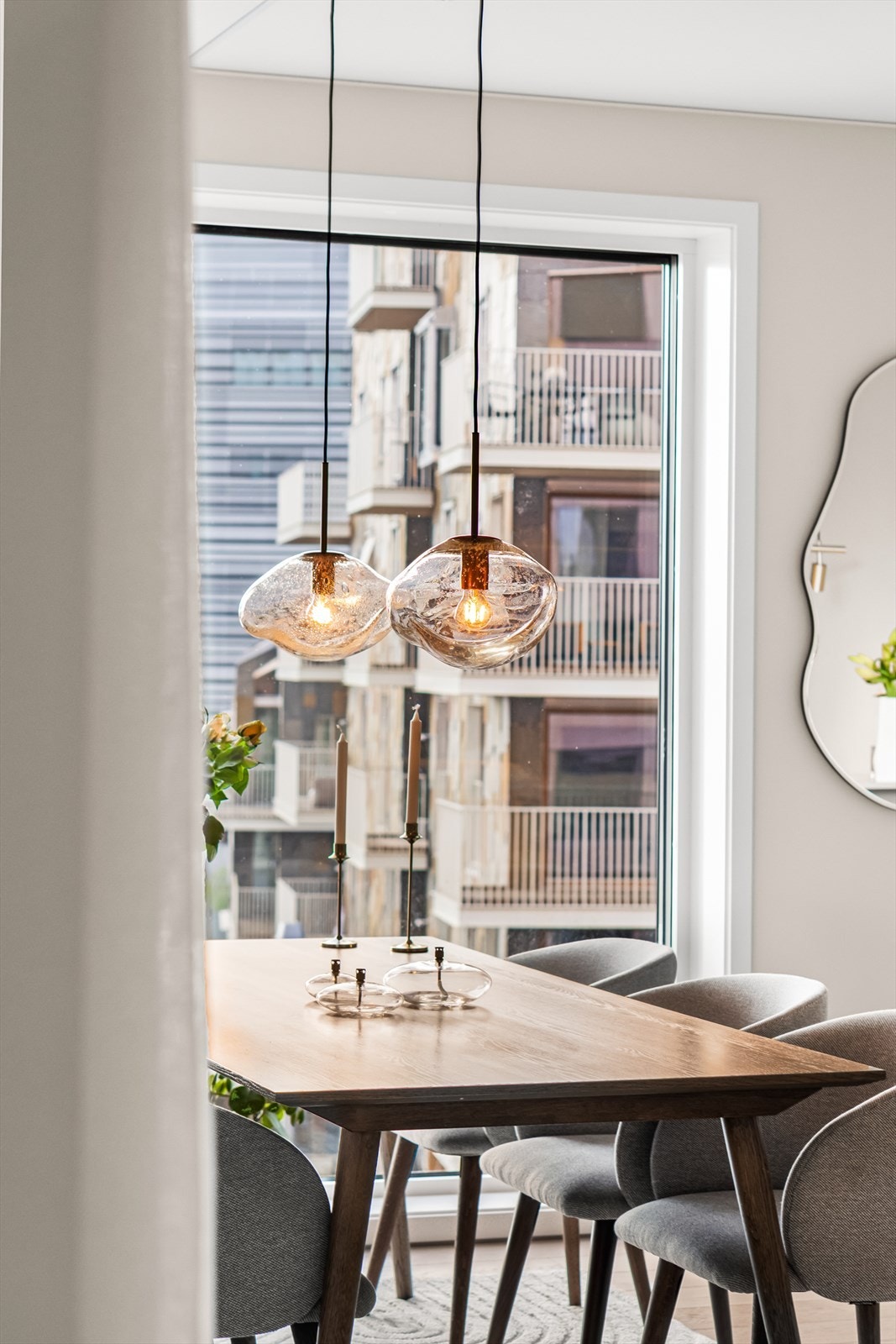 Stuen har god plass til både sofagruppe og spisebord, og fra oppholdsrommet kan man nyte storslått utsikt mot Oslofjorden. Galleribilde