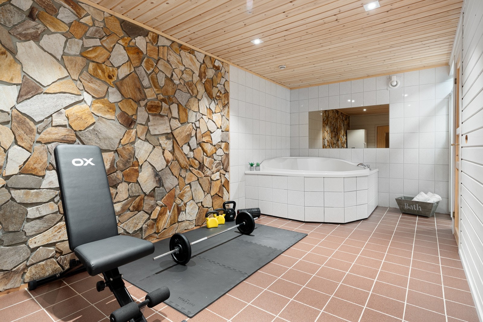 I sokkeletasjen finner du spa-avdelingen. Her er det badekar (boblefunksjon er defekt), dusj, badstue og toalett.