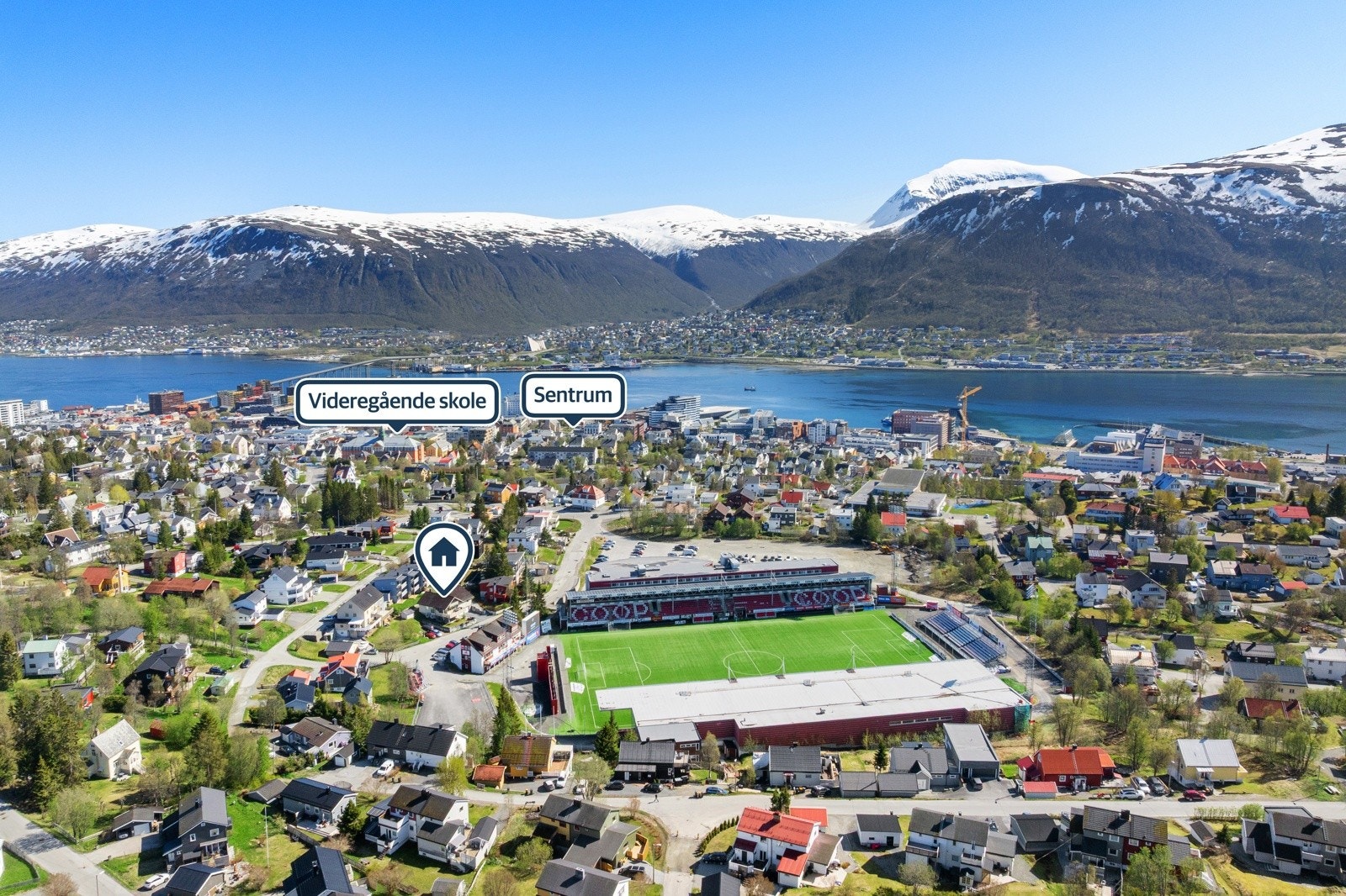 Her bor du sentralt med gangavstand til byens fasiliteter som dagligvare, treningssenter, skole, barnehage og sentrumstilbud.