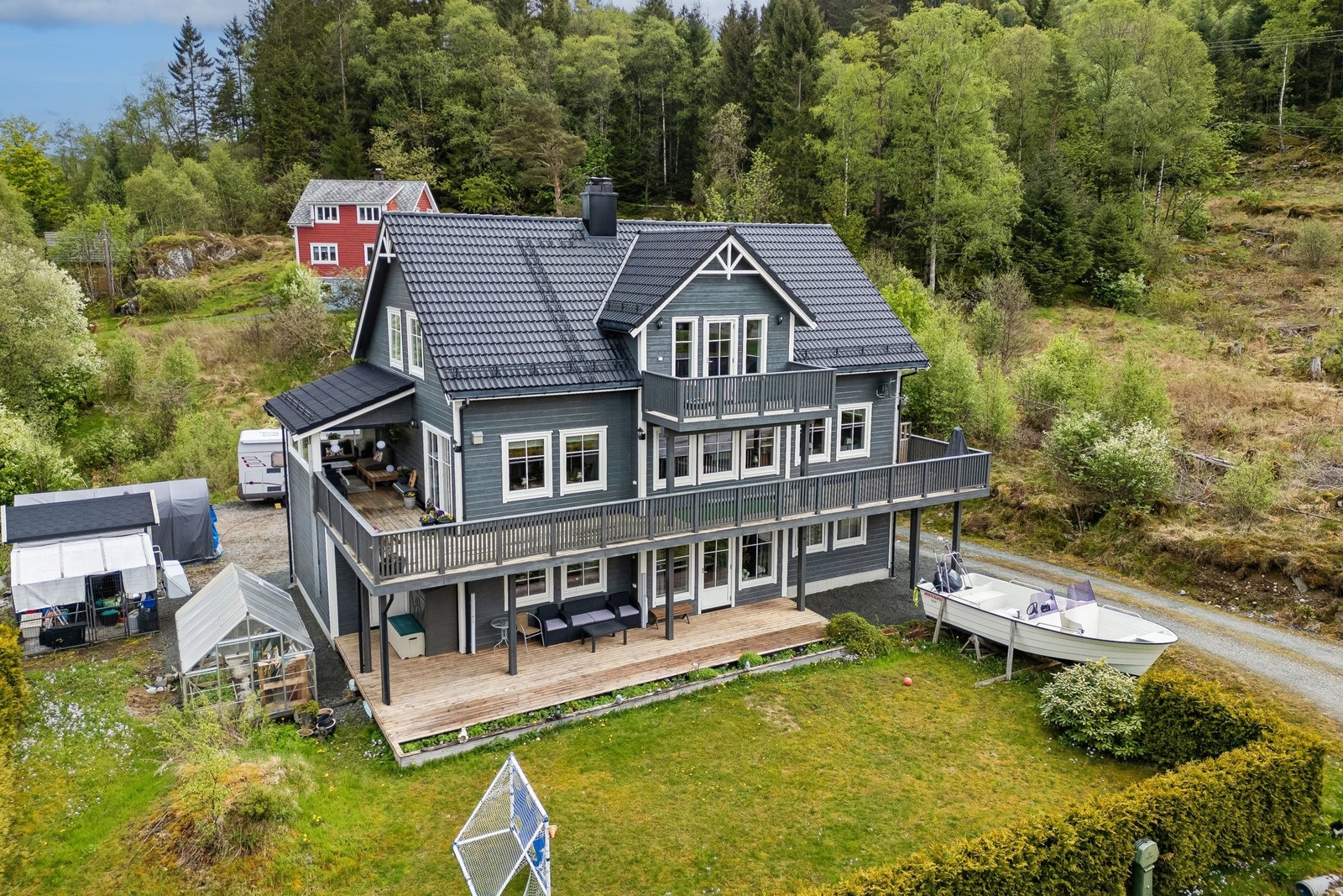 Fasade, terrassen går rundt hele huset i 2 etasje. Drivhus på ca 8 kvm, innredet "hønsehus" på 3 kvm med inngjerdet utegård Galleribilde