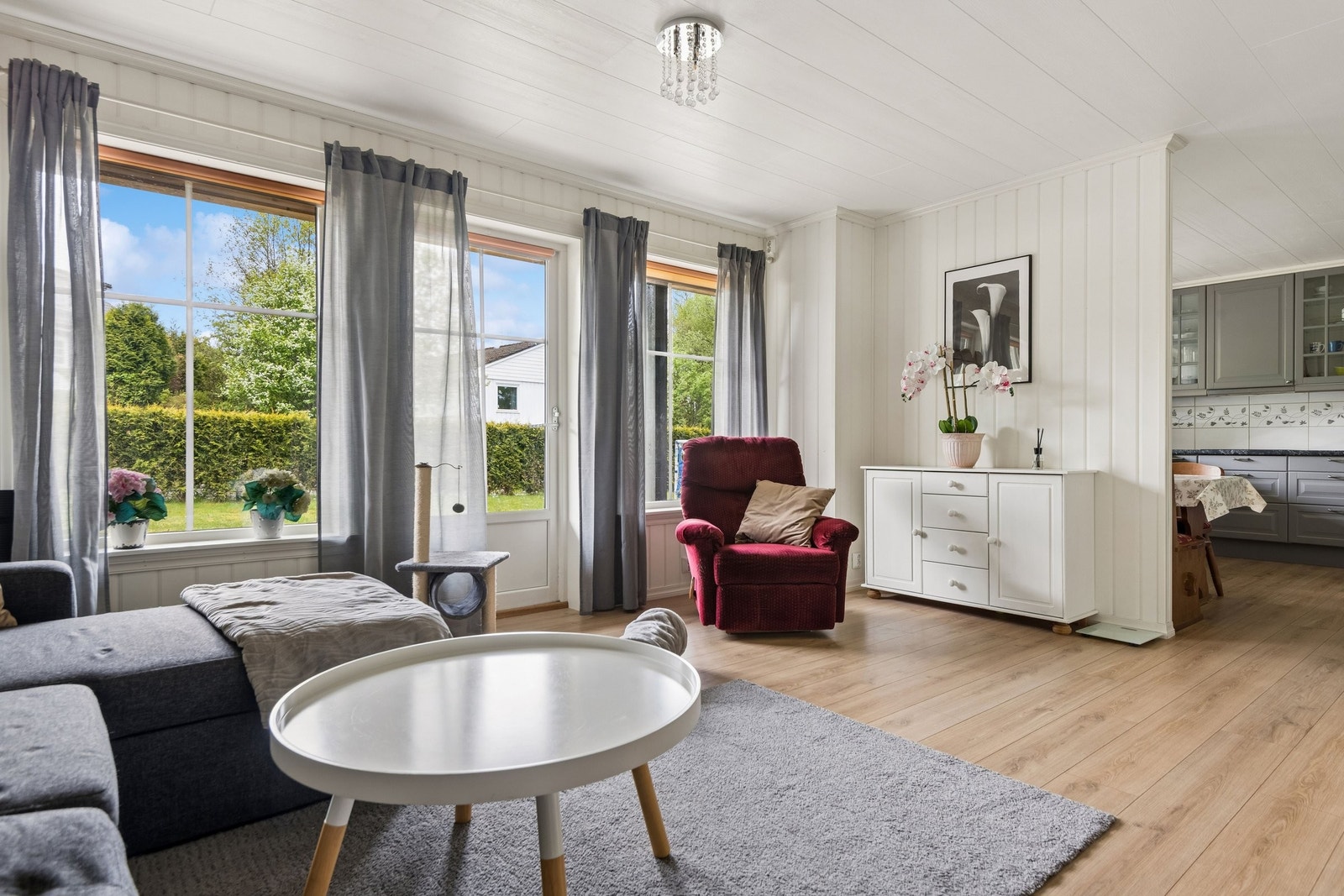 Stue i leilighet med utgang til solrik terrasse Galleribilde