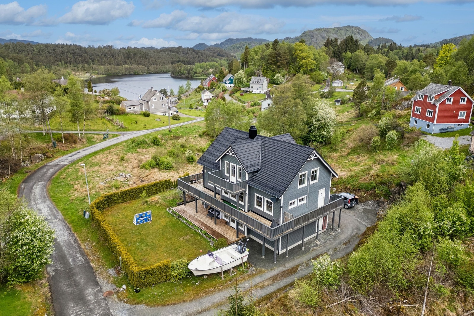 Velkommen til Tomyro 18, barnevennlig beliggenhet med kort vei til både sjø, servicetilbud og daglige gjøremål. Galleribilde