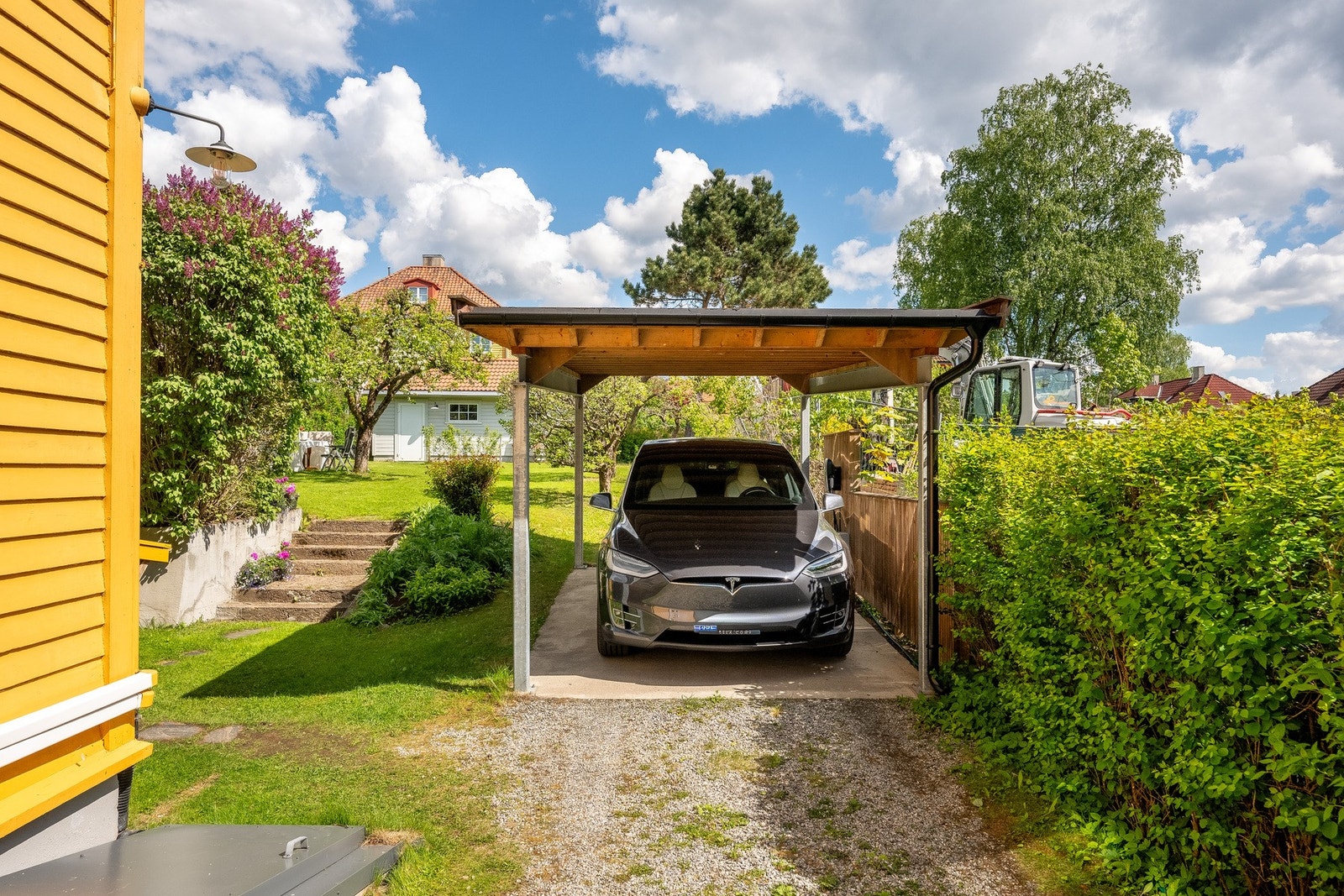 Carport er ikke byggemeldt eller søkt om. Det foreligger ikke ferdigattest, se punkt under "midlertidig brukstillatelse og ferdigattest". Galleribilde