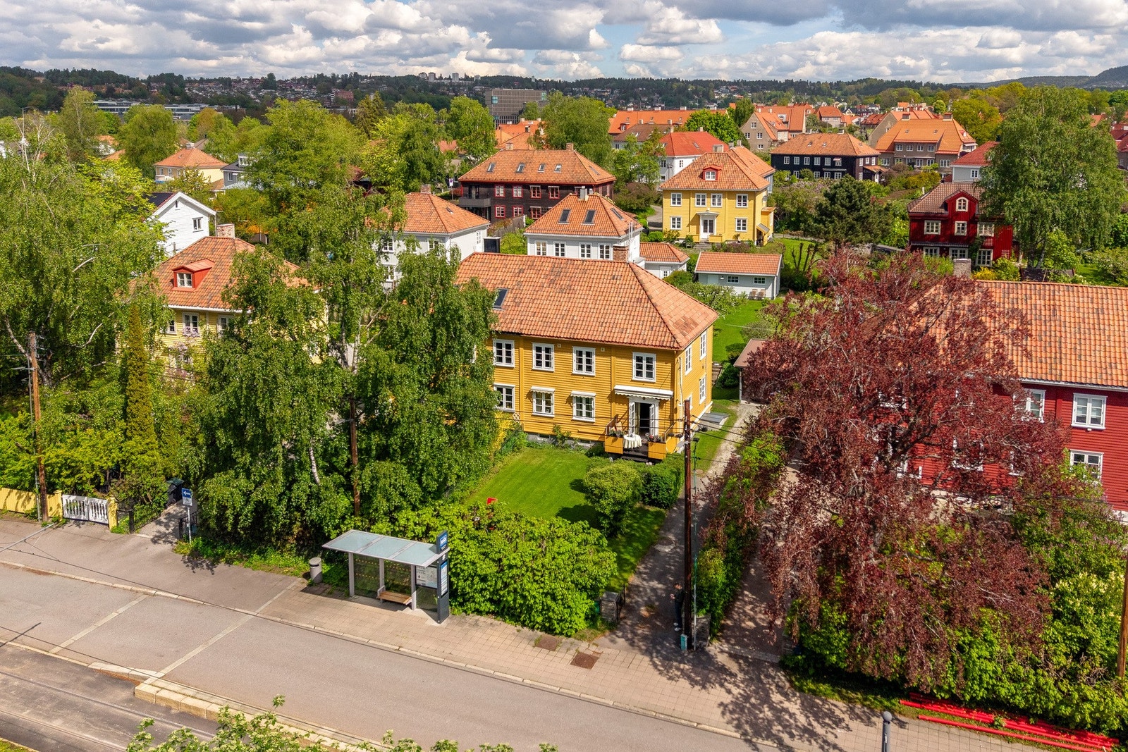 Denne vertikaldelte tomannsboligen ligger vakkert til i Blindern Haveby - et område omgitt av frodig historie og majestetisk villabebyggelse. Galleribilde