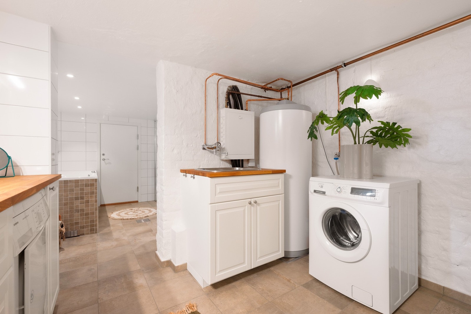 Badet er delvis inndelt i bad og vaskerom. Galleribilde