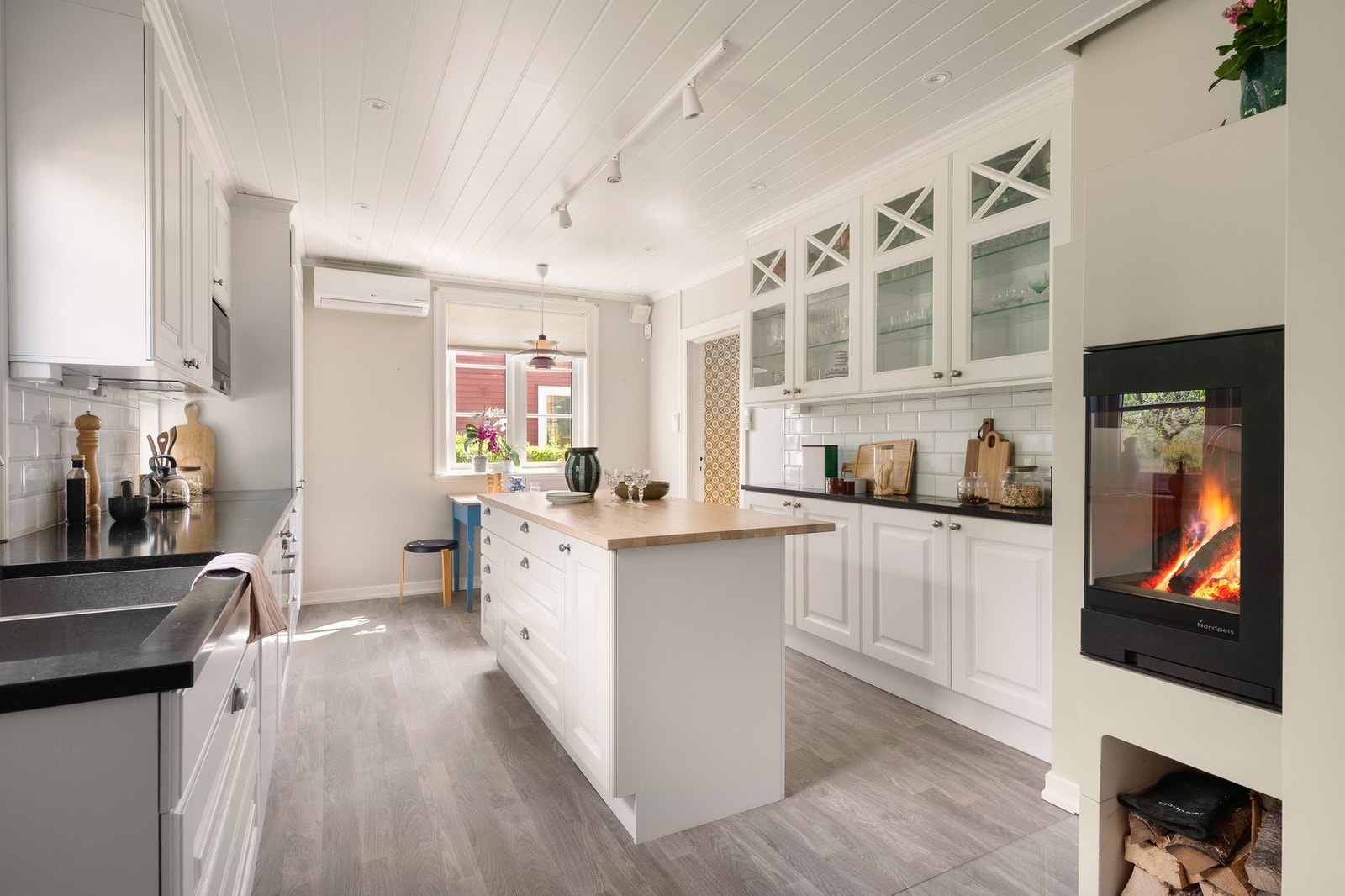 Kjøkkenet er valgt en innredning i et tidløst design som harmonerer sømløst med husets øvrige estetikk - gjerne med klassiske fronter som gir et subtilt nikk til historien. Galleribilde