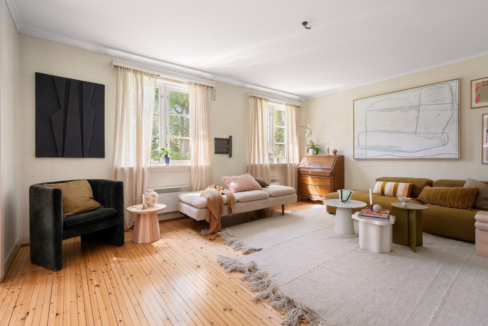 Stuen er av god størrelse med plass til innredning av sofagruppe. Galleribilde
