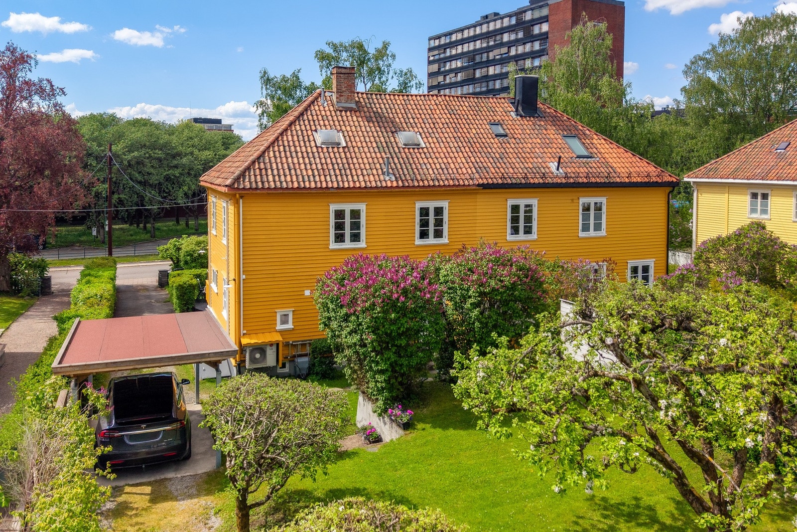 Perfekt balanse. Legg merke til den fine arkitekturen fra nyklassisk tid. Galleribilde