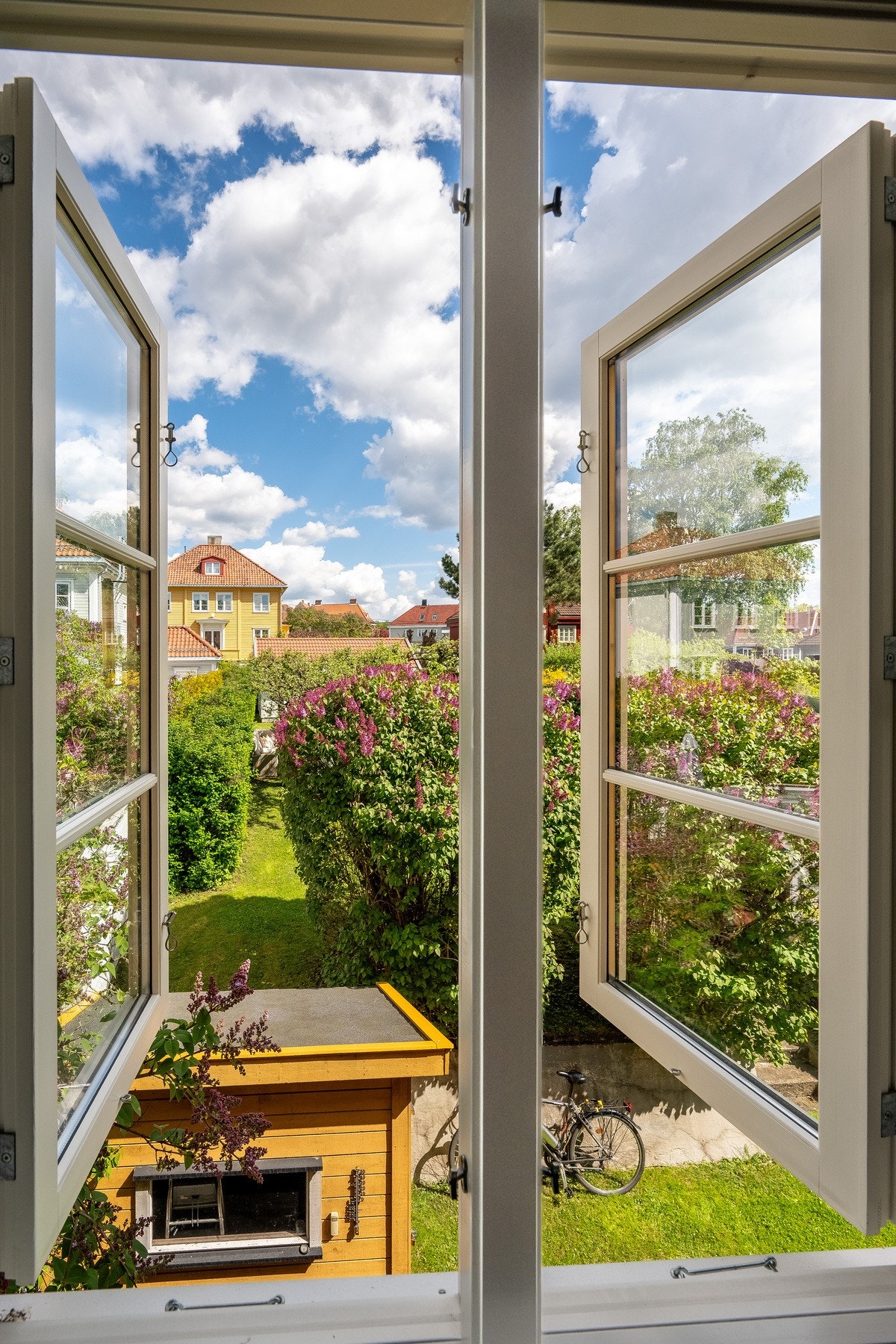 Fra flere steder i boligen har du vakker utsikt over hagen. Galleribilde