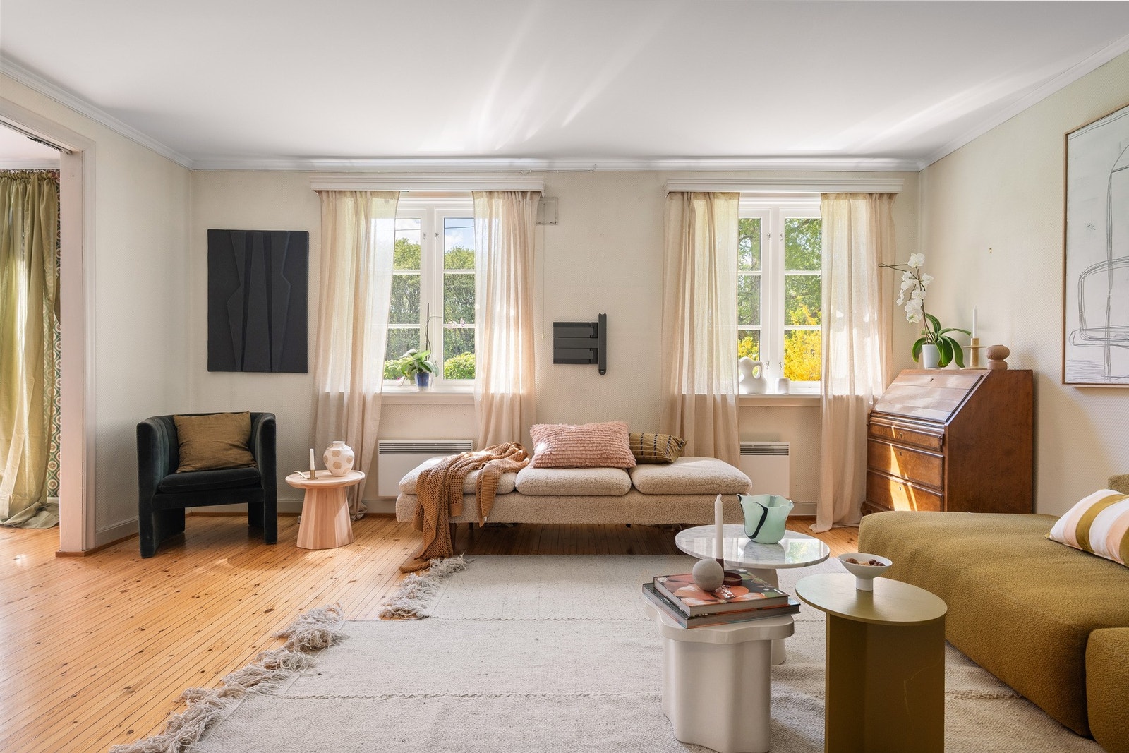 Legg merke til de klassiske smale og høye vinduene med flere oppdelinger. Galleribilde