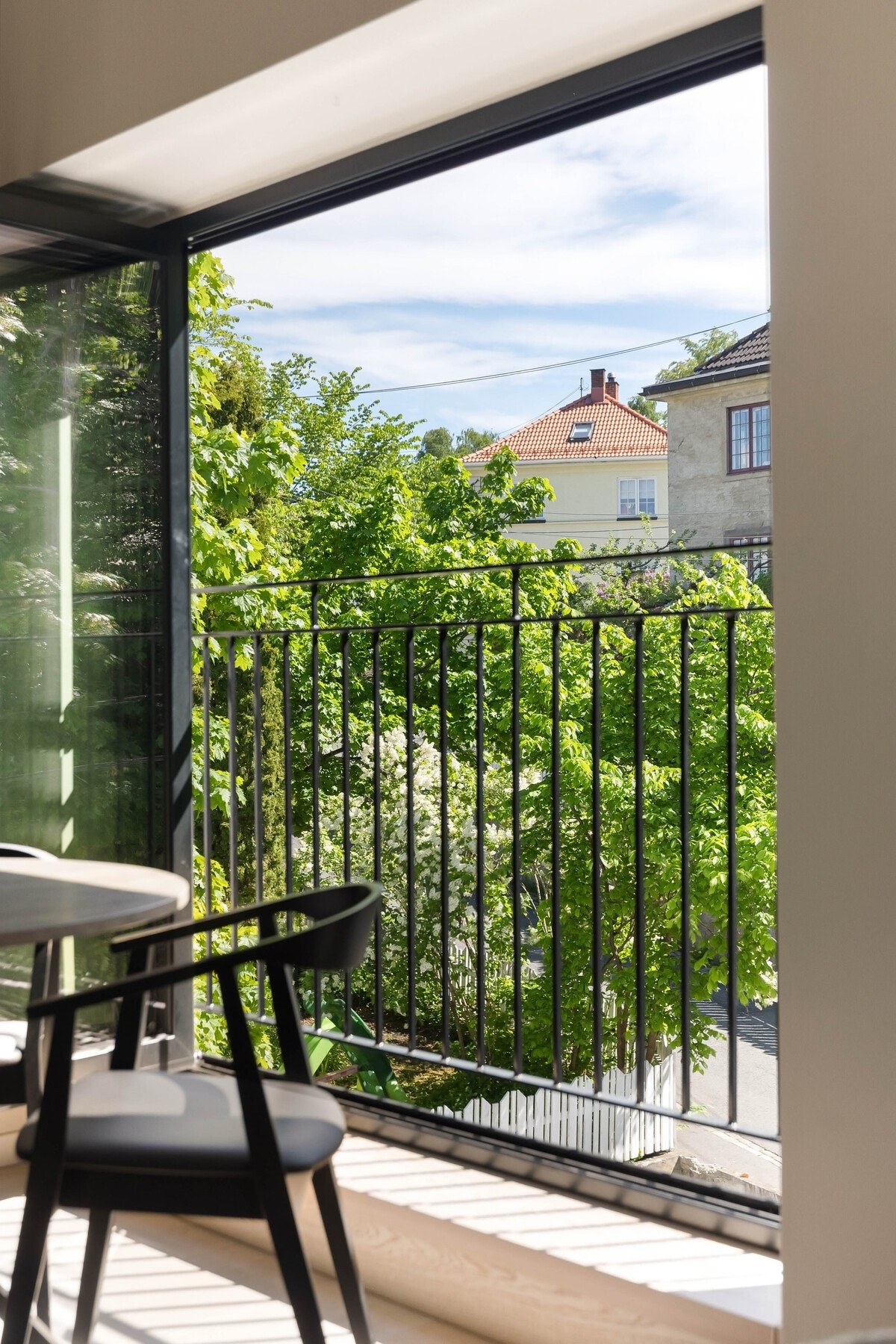 Herfra har du fantastisk, grønt utsyn. Nyt en hyggelig middag med byen som bakteppe. Galleribilde